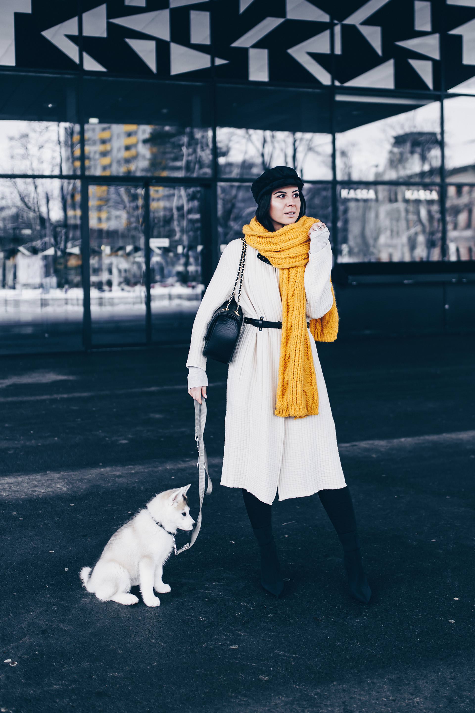 gelber Schal kombinieren, Baker Boy Hat stylen, Sock Boots und schwarze Lederhose kombinieren, Winter Outfit Inspo und Ideen, Fashion Blogger Streetstyle, Modeblog, gesteppte Tasche mit Kette, www.whoismocca.me