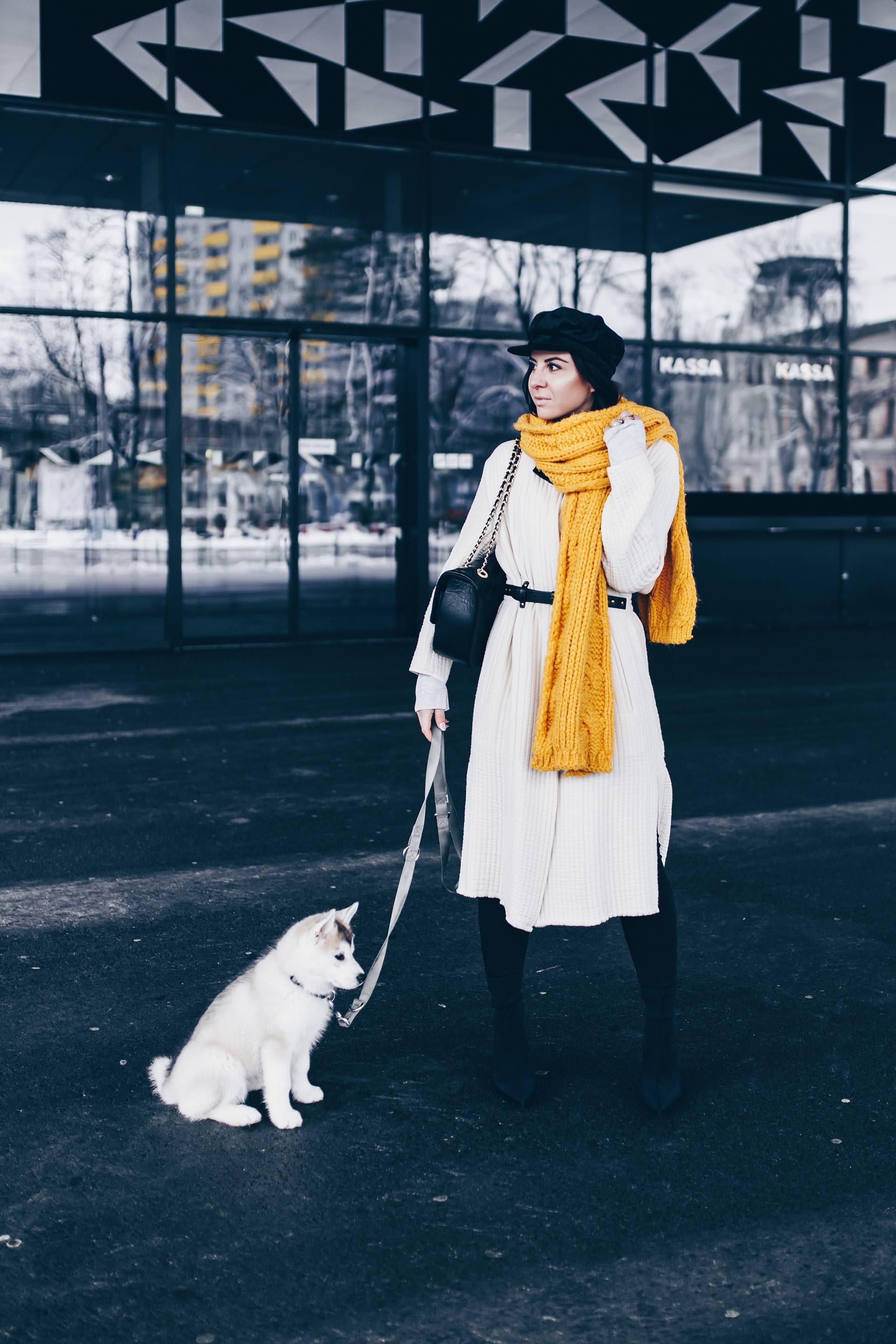 gelber Schal kombinieren, Baker Boy Hat stylen, Sock Boots und schwarze Lederhose kombinieren, Winter Outfit Inspo und Ideen, Fashion Blogger Streetstyle, Modeblog, gesteppte Tasche mit Kette, www.whoismocca.me