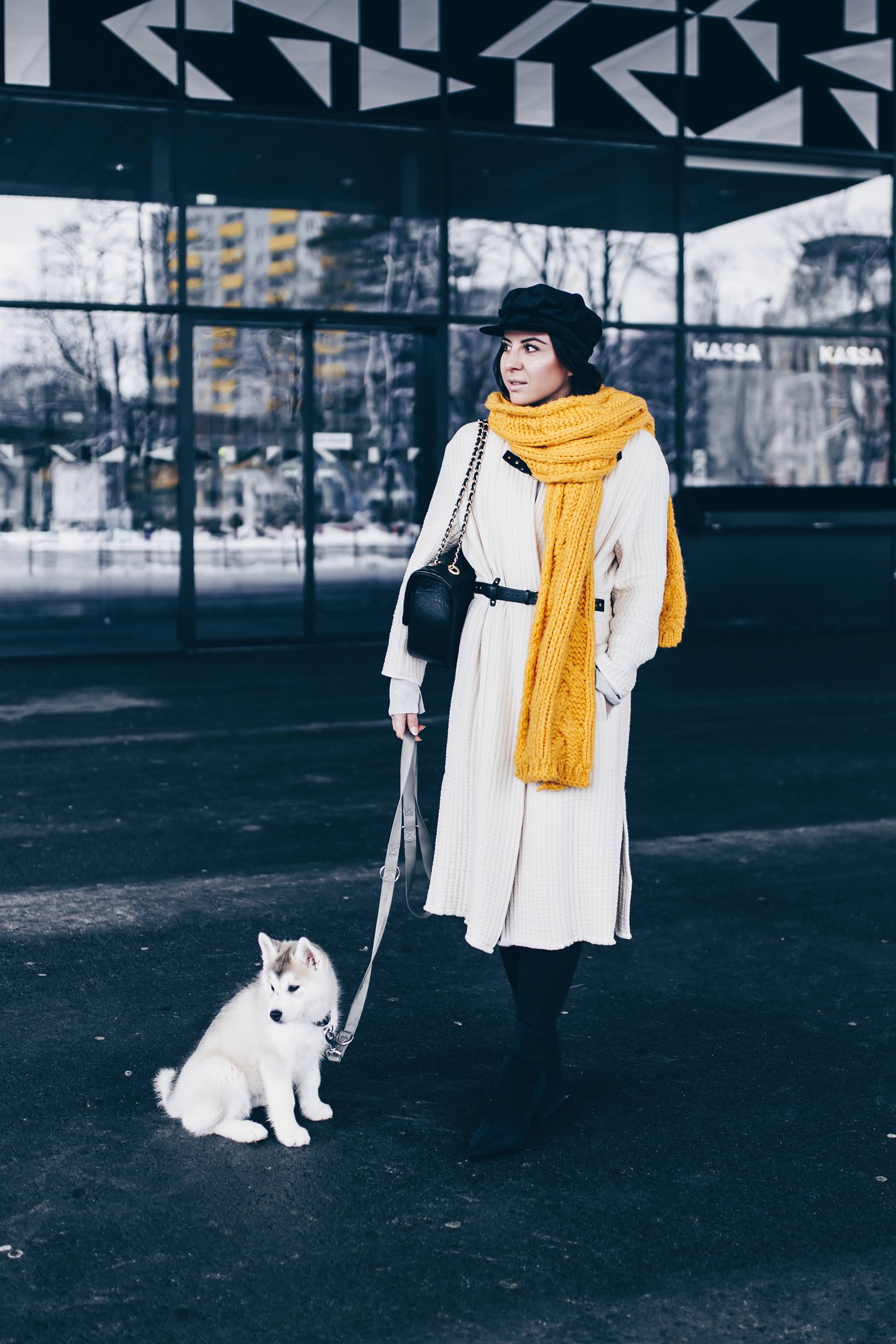 gelber Schal kombinieren, Baker Boy Hat stylen, Sock Boots und schwarze Lederhose kombinieren, Winter Outfit Inspo und Ideen, Fashion Blogger Streetstyle, Modeblog, gesteppte Tasche mit Kette, www.whoismocca.me