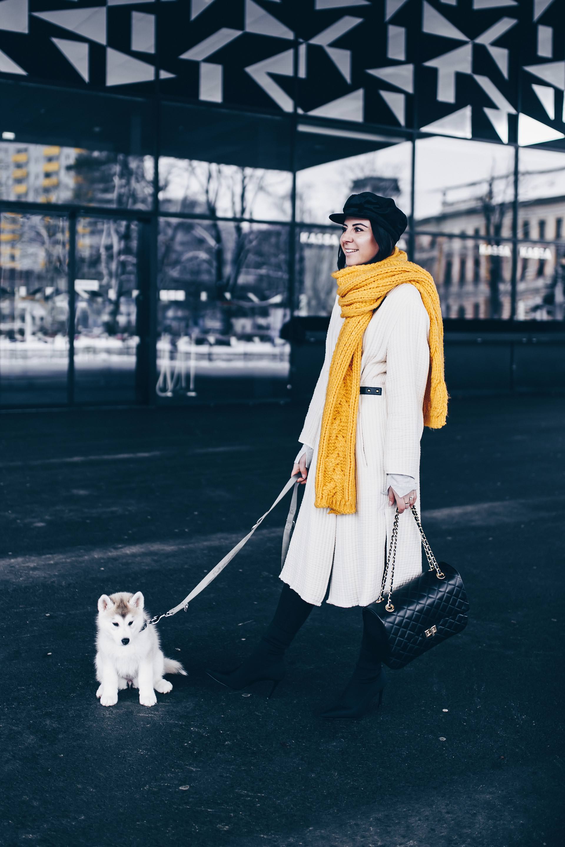 gelber Schal kombinieren, Baker Boy Hat stylen, Sock Boots und schwarze Lederhose kombinieren, Winter Outfit Inspo und Ideen, Fashion Blogger Streetstyle, Modeblog, gesteppte Tasche mit Kette, www.whoismocca.me