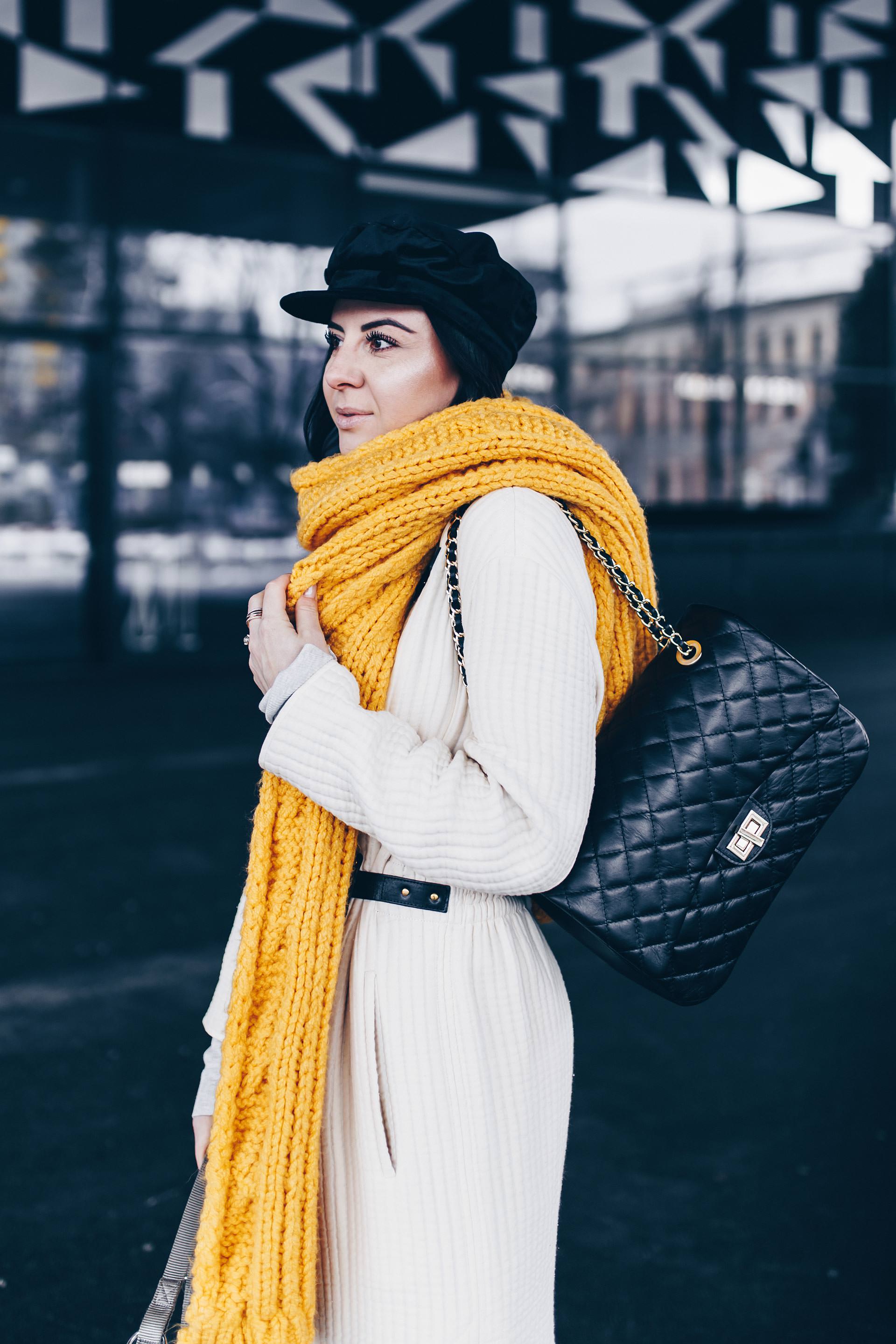 gelber Schal kombinieren, Baker Boy Hat stylen, Sock Boots und schwarze Lederhose kombinieren, Winter Outfit Inspo und Ideen, Fashion Blogger Streetstyle, Modeblog, gesteppte Tasche mit Kette, www.whoismocca.me