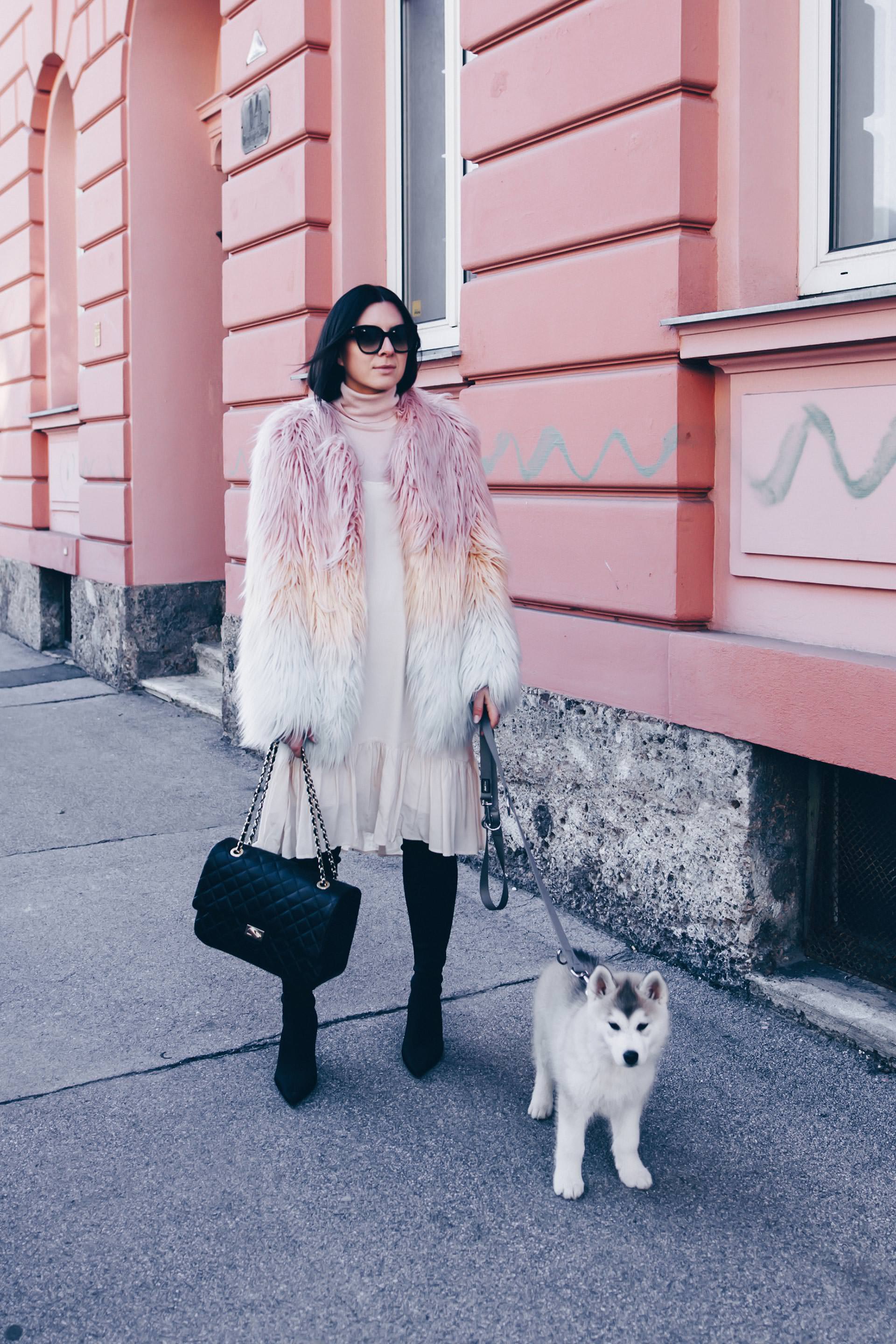 Pastell Outfit im Winter kombinieren, Layering im Winter, Lagenlook mit Pastell, Overknee Sock Boots, Quilted Double Flap Bag gold Chains, Fashion Blog, Streetstyle, Fake Fur Mantel, www.whoismocca.me