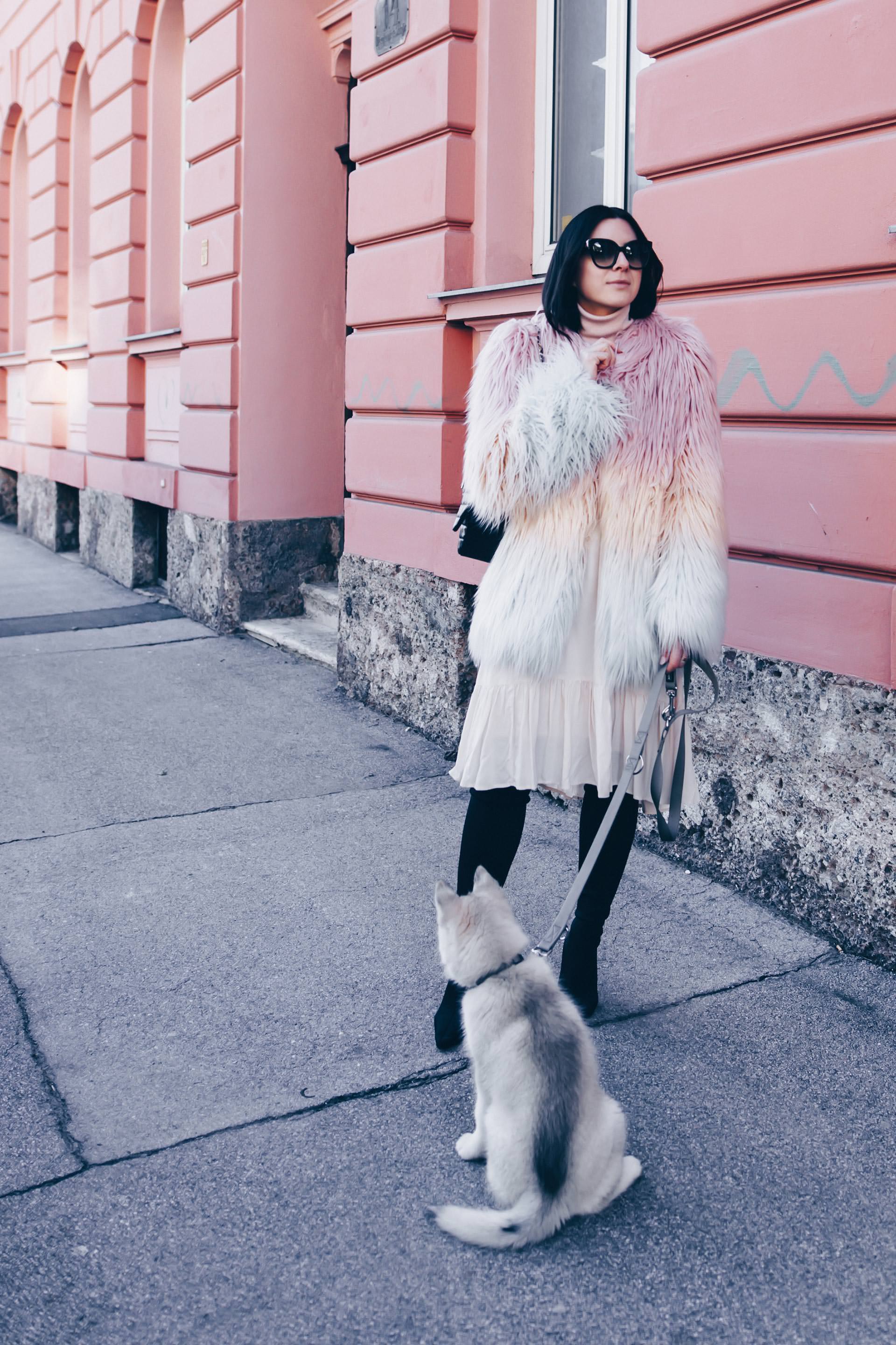 Pastell Outfit im Winter kombinieren, Layering im Winter, Lagenlook mit Pastell, Overknee Sock Boots, Quilted Double Flap Bag gold Chains, Fashion Blog, Streetstyle, Fake Fur Mantel, www.whoismocca.me