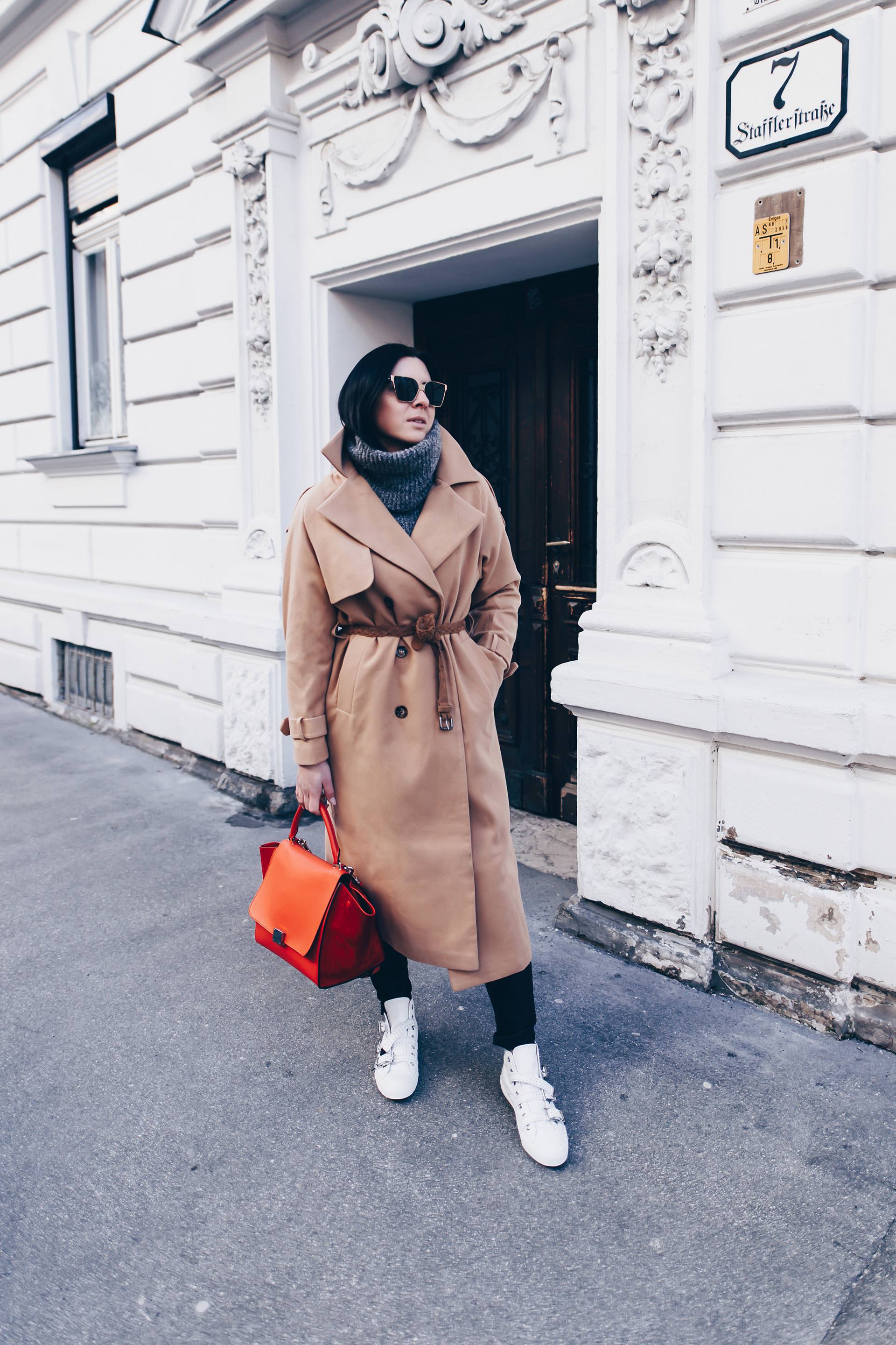 der perfekte Trenchcoat für den Winter, weiße Sneakers kombinieren, schwarze Lederhose, Chloé Sneakers, Celine Trapeze Bag, Basic Chic Outfit, Winter Outfit mit Trenchcoat, Modeblog, Fashion Blog, www.whoismocca.me