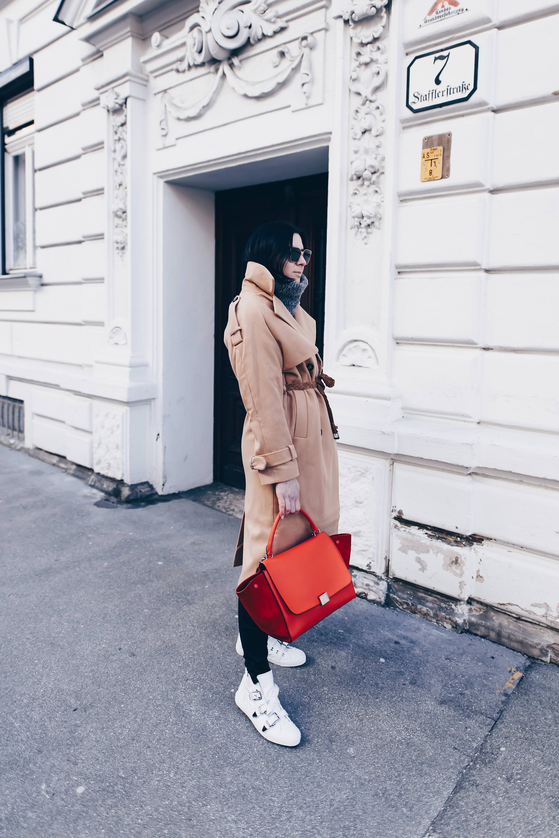 der perfekte Trenchcoat für den Winter, weiße Sneakers kombinieren, schwarze Lederhose, Chloé Sneakers, Celine Trapeze Bag, Basic Chic Outfit, Winter Outfit mit Trenchcoat, Modeblog, Fashion Blog, www.whoismocca.me