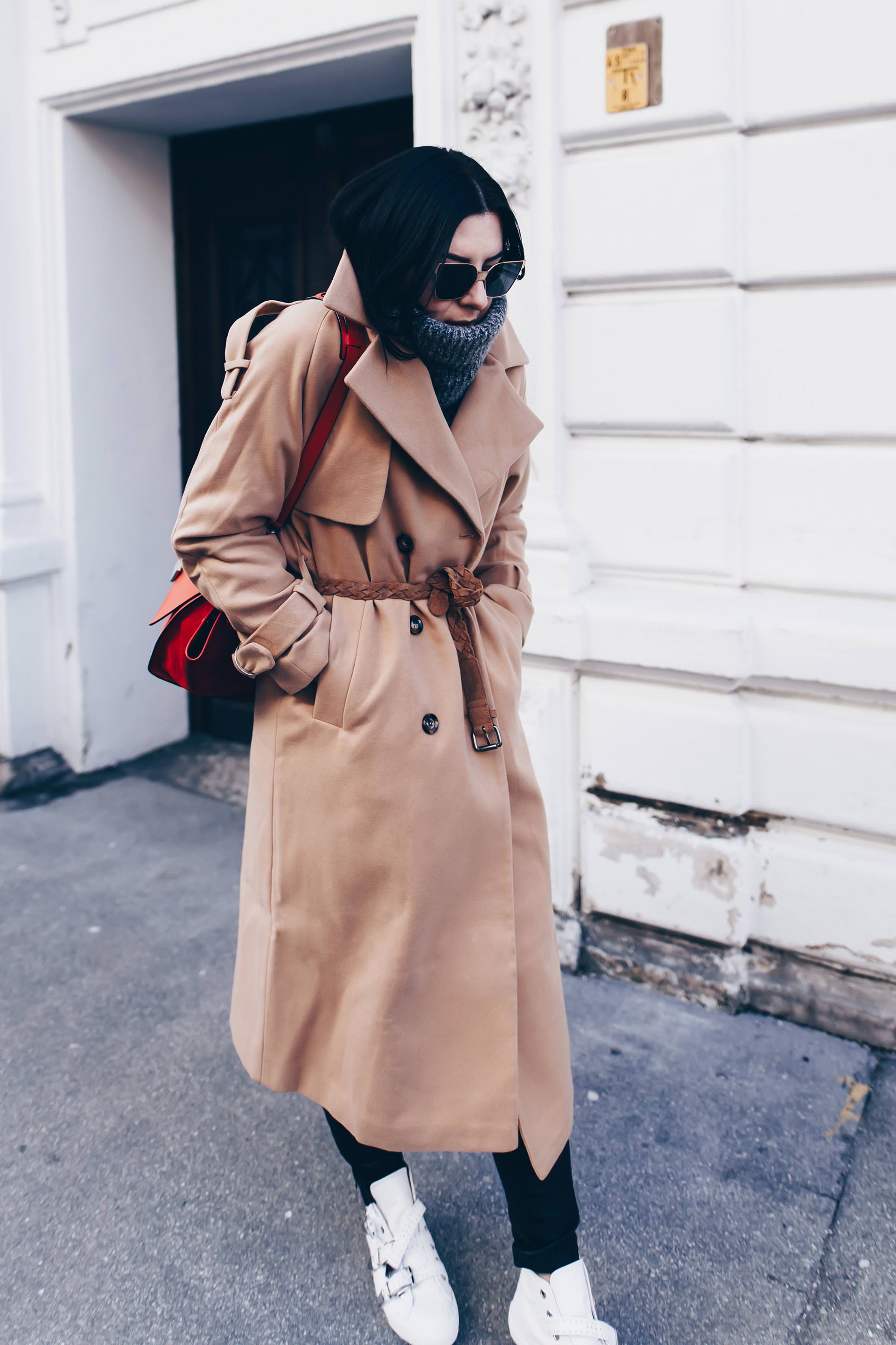 der perfekte Trenchcoat für den Winter, weiße Sneakers kombinieren, schwarze Lederhose, Chloé Sneakers, Celine Trapeze Bag, Basic Chic Outfit, Winter Outfit mit Trenchcoat, Modeblog, Fashion Blog, www.whoismocca.me