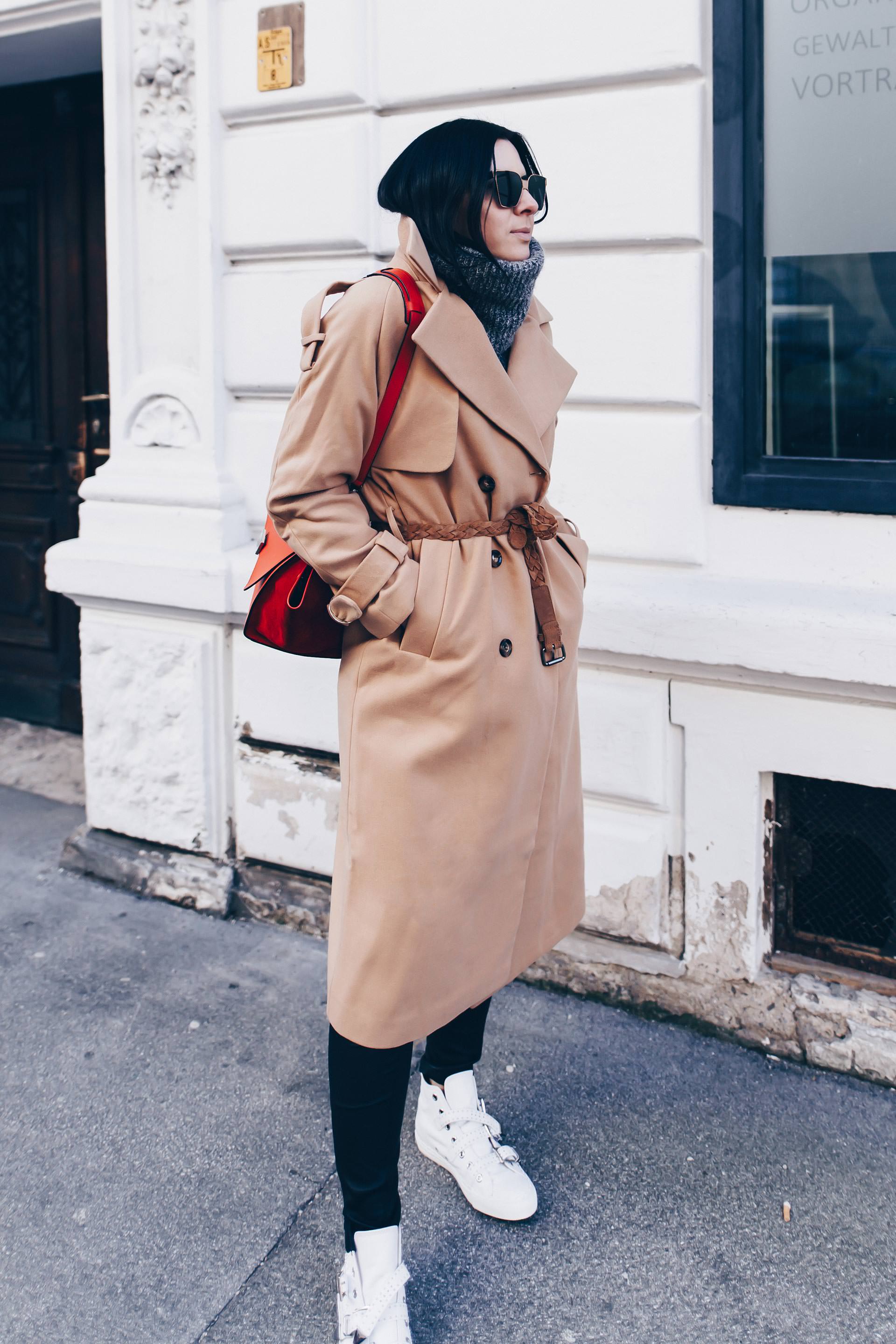 der perfekte Trenchcoat für den Winter, weiße Sneakers kombinieren, schwarze Lederhose, Chloé Sneakers, Celine Trapeze Bag, Basic Chic Outfit, Winter Outfit mit Trenchcoat, Modeblog, Fashion Blog, www.whoismocca.me