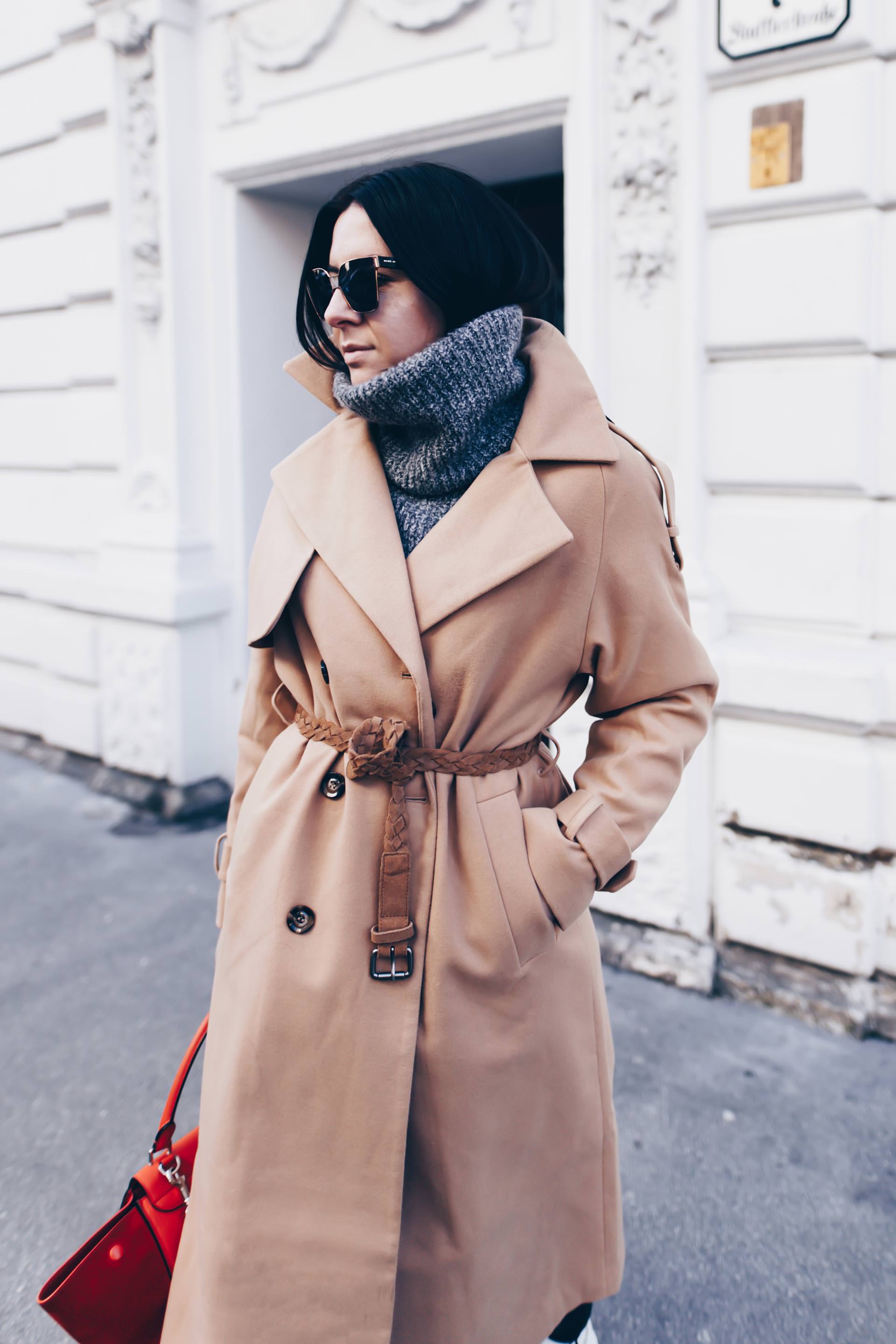 der perfekte Trenchcoat für den Winter, weiße Sneakers kombinieren, schwarze Lederhose, Chloé Sneakers, Celine Trapeze Bag, Basic Chic Outfit, Winter Outfit mit Trenchcoat, Modeblog, Fashion Blog, www.whoismocca.me