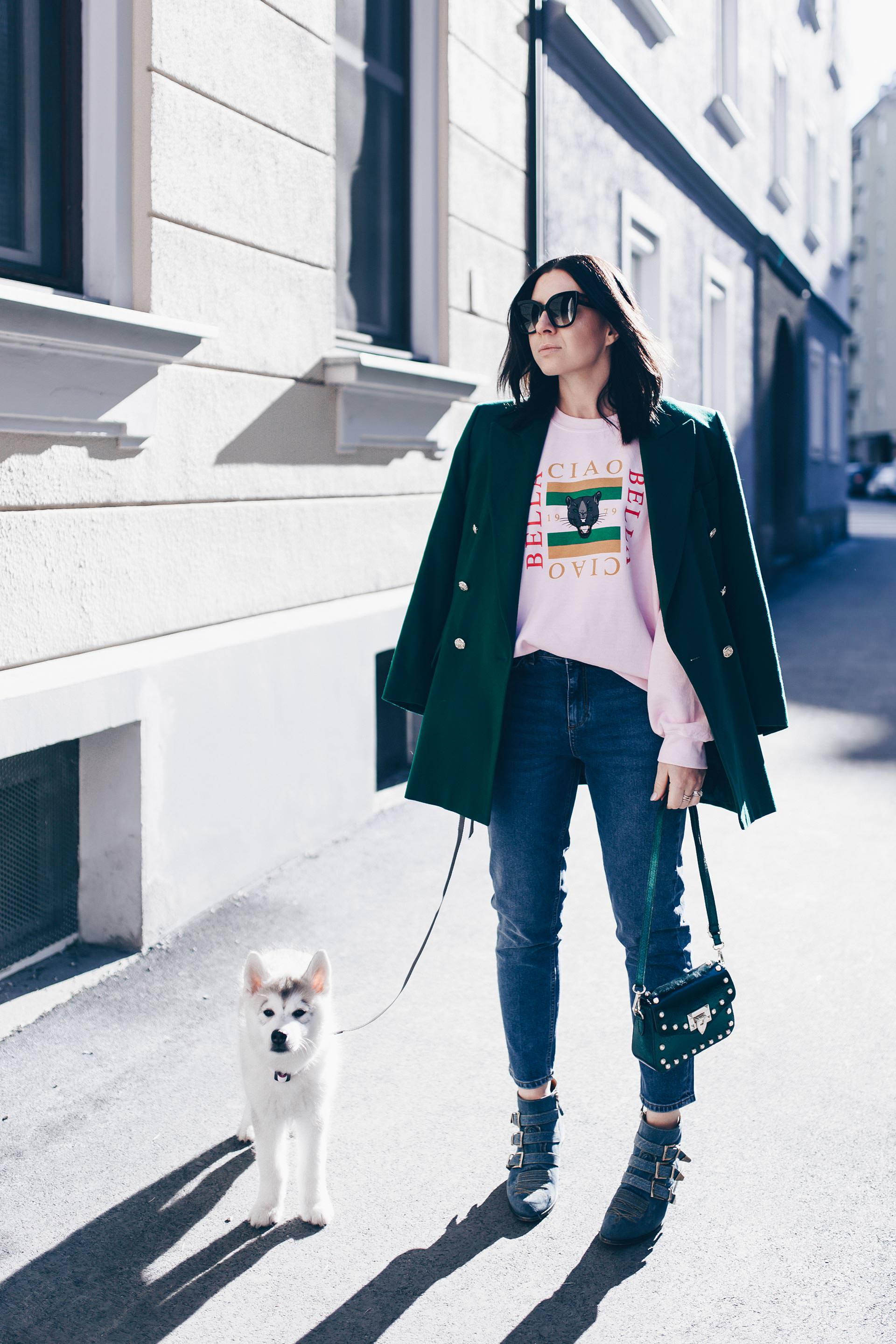 Mom Jeans Outfit, Mom Jeans im Frühling kombinieren, Chloe Susanna Boots in Denim, Gürteltasche mit Nieten, Statement Sweater, Gucci Look Alike Sweater, Vintage Escada Blazer, Streetstyle, Frühlingsoutfit, Modeblog, www.whoismocca.me