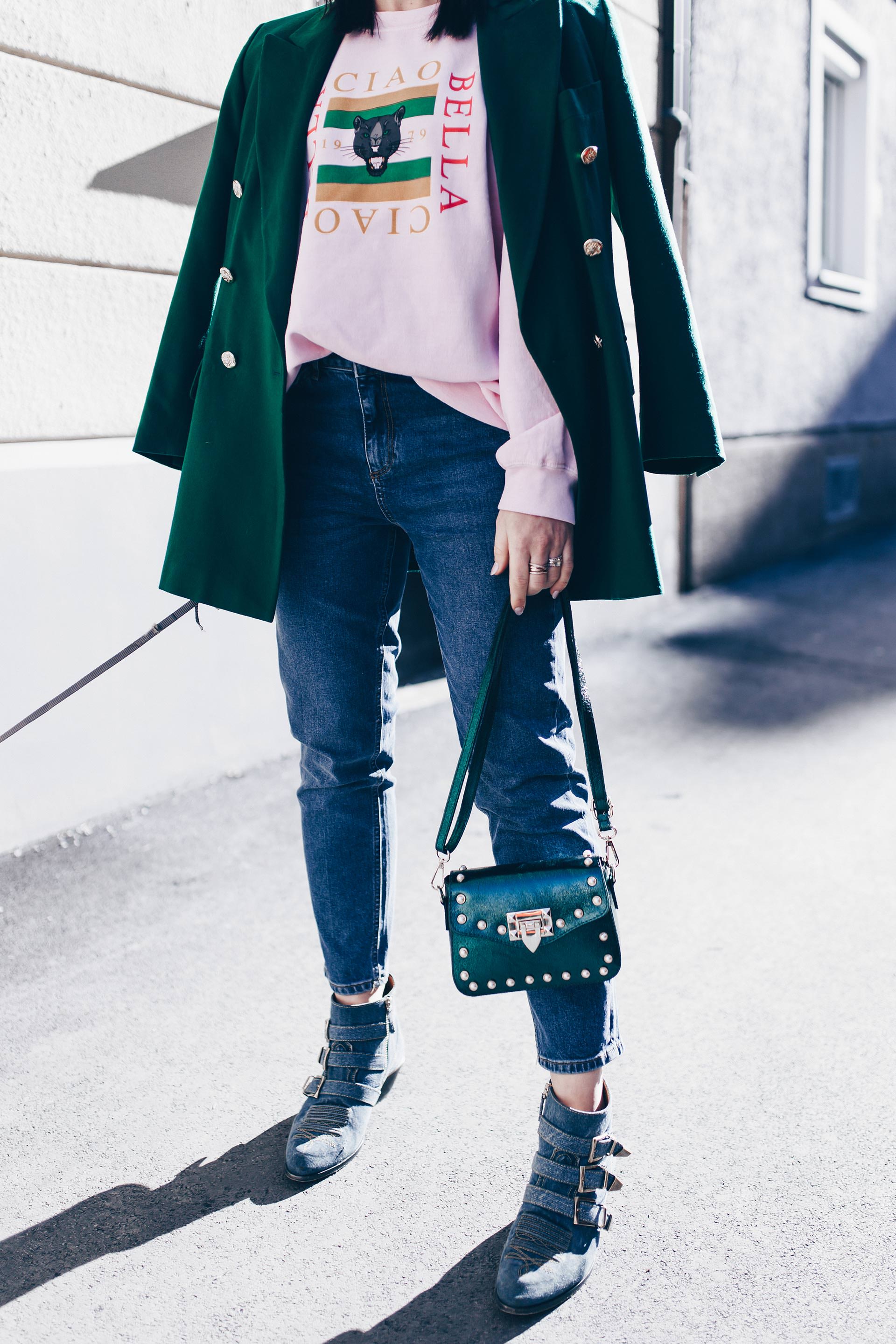 Mom Jeans Outfit, Mom Jeans im Frühling kombinieren, Chloe Susanna Boots in Denim, Gürteltasche mit Nieten, Statement Sweater, Gucci Look Alike Sweater, Vintage Escada Blazer, Streetstyle, Frühlingsoutfit, Modeblog, www.whoismocca.me