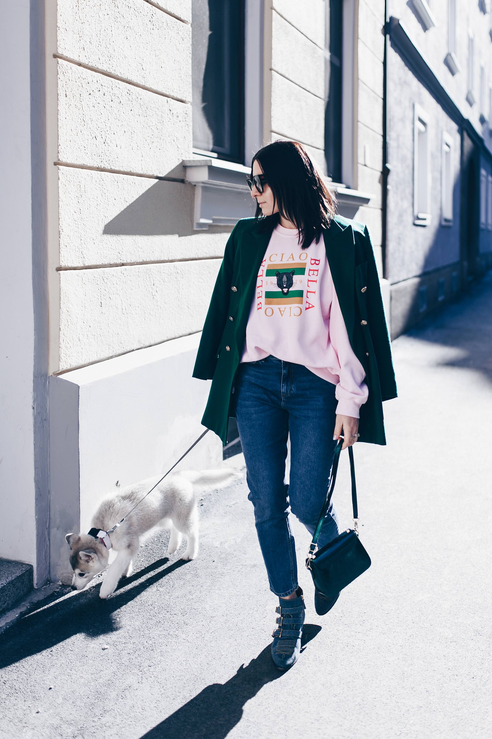 Mom Jeans Outfit, Mom Jeans im Frühling kombinieren, Chloe Susanna Boots in Denim, Gürteltasche mit Nieten, Statement Sweater, Gucci Look Alike Sweater, Vintage Escada Blazer, Streetstyle, Frühlingsoutfit, Modeblog, www.whoismocca.me