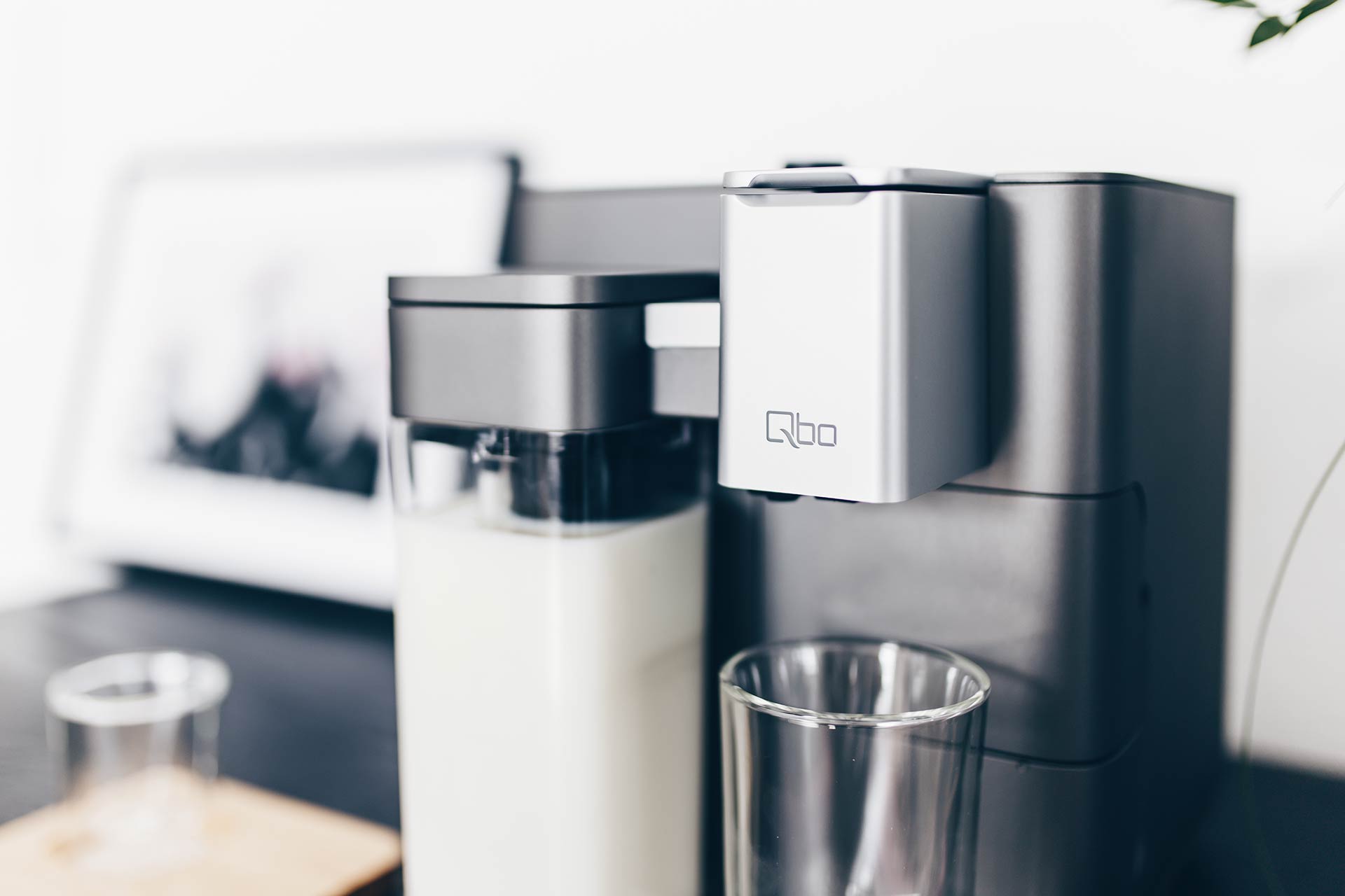 Tchibo Kaffeemaschine Qbo You-Rista mit Milk Master im Test, Qbo Kapsel Kaffeemaschine, Kaffeemaschine mit Sprachsteuerung, WLAN, Kapselmaschine über App steuern, Kaffeemaschine mit Alexa steuern, Qbo und Alexa, Erfahrungsbericht, Produkttest, Lifestyle Blog, Interior Magazin, www.whoismocca.me