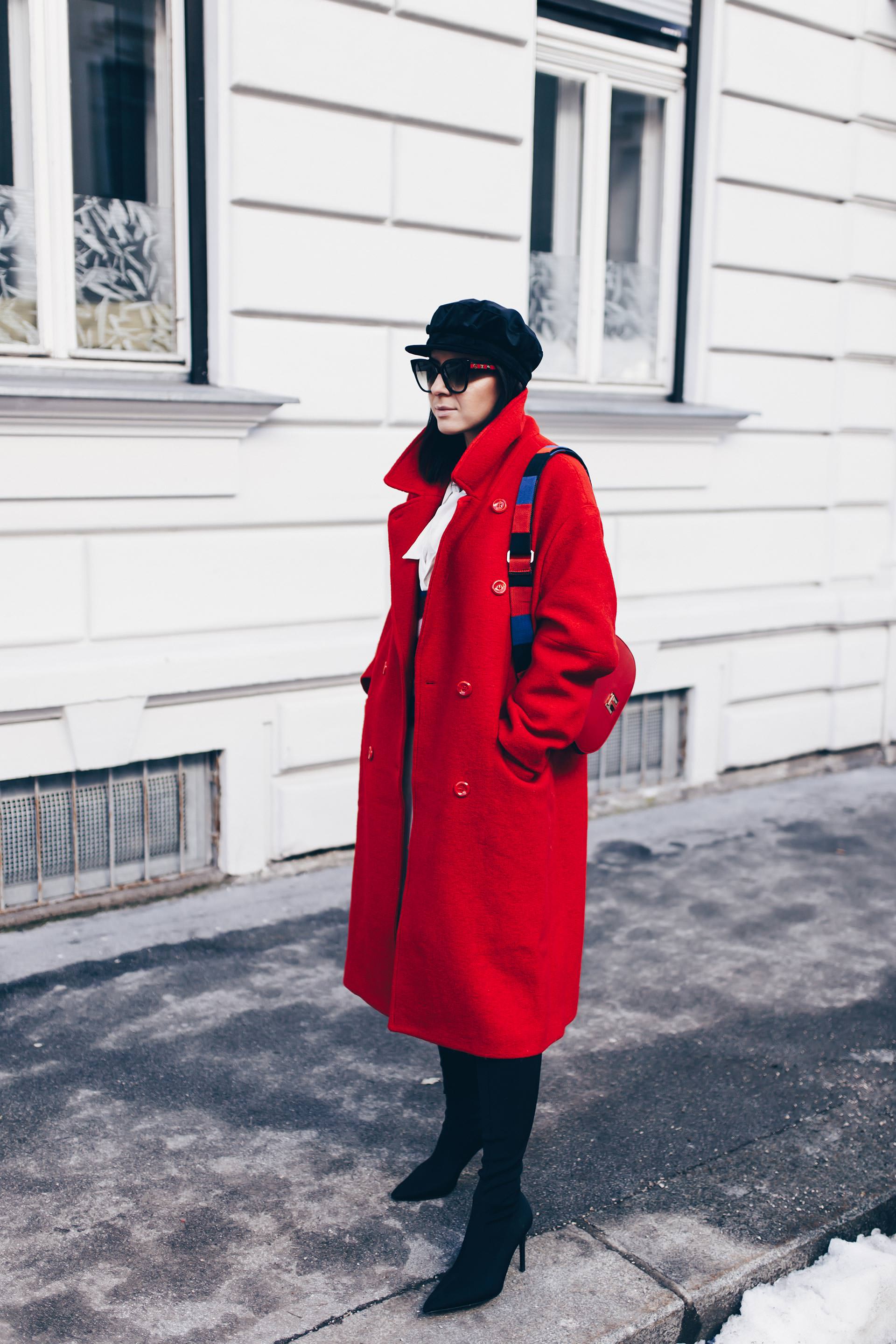 Schluppenbluse, Schluppenkleid kombinieren, Winter Outfit mit Kleid und Overknees, roten Mantel kombinieren, Baker Boy Hat stylen, Closed Pullover, Tommy Hilfiger Tasche, Style Blog, Streetstyle, Fashion Blog, www.whoismocca.me