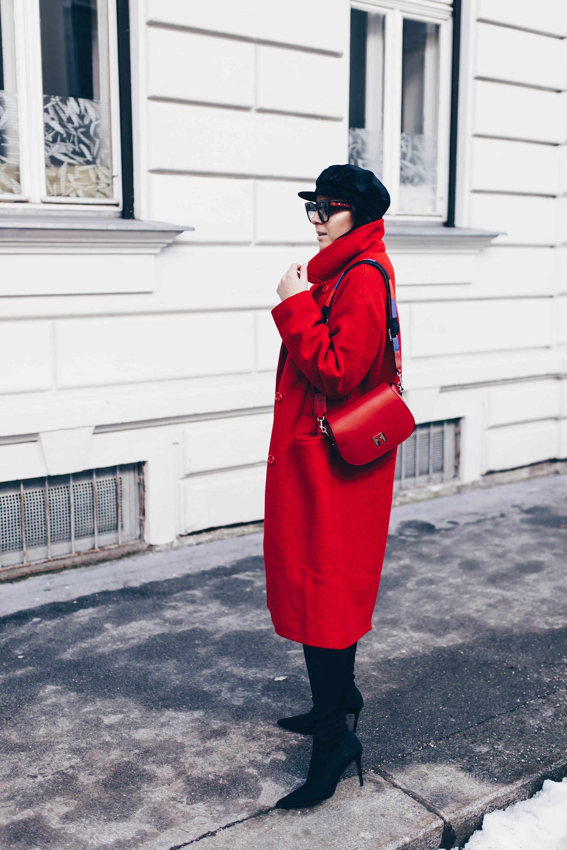 Schluppenbluse, Schluppenkleid kombinieren, Winter Outfit mit Kleid und Overknees, roten Mantel kombinieren, Baker Boy Hat stylen, Closed Pullover, Tommy Hilfiger Tasche, Style Blog, Streetstyle, Fashion Blog, www.whoismocca.me