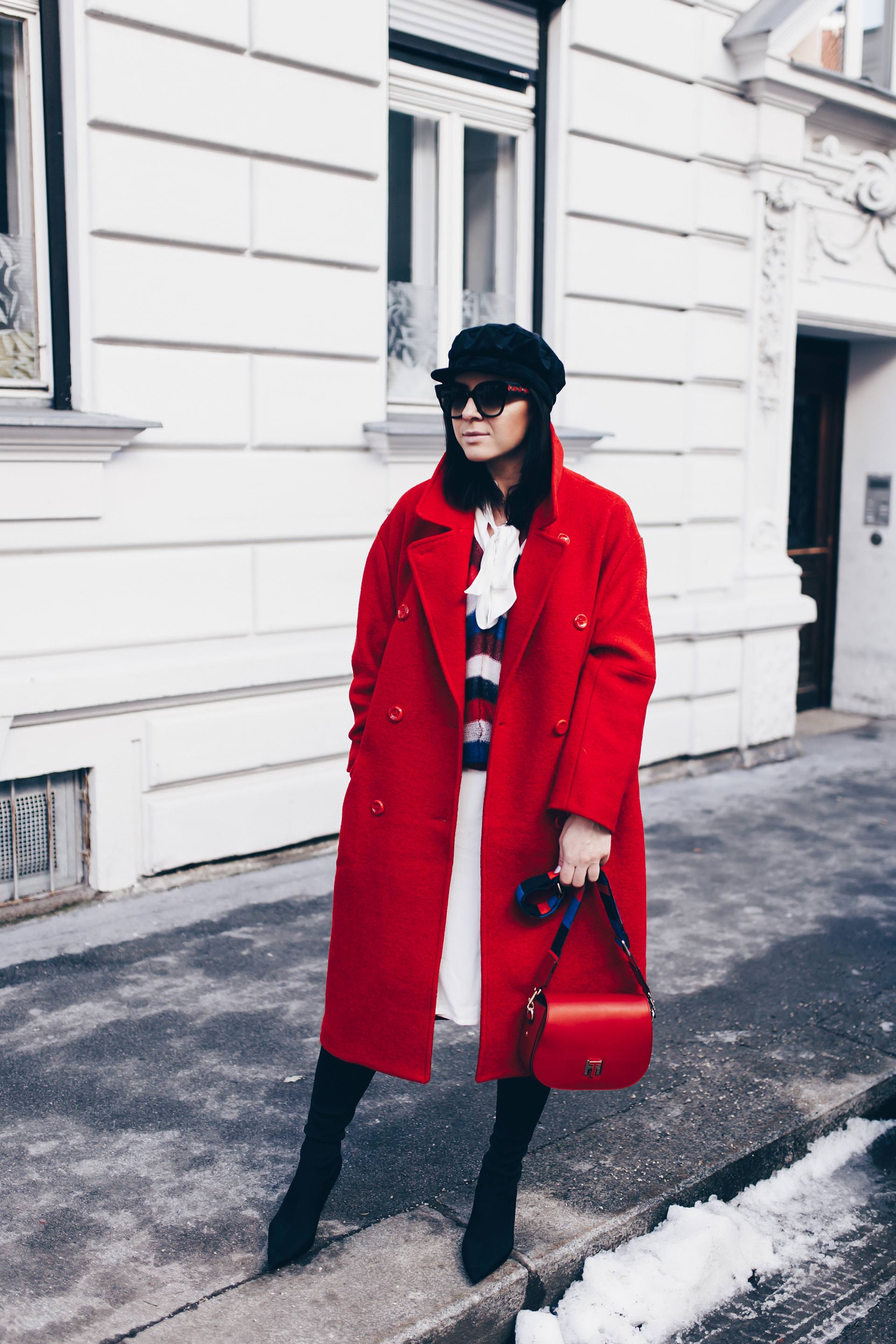 Schluppenbluse, Schluppenkleid kombinieren, Winter Outfit mit Kleid und Overknees, roten Mantel kombinieren, Baker Boy Hat stylen, Closed Pullover, Tommy Hilfiger Tasche, Style Blog, Streetstyle, Fashion Blog, www.whoismocca.me