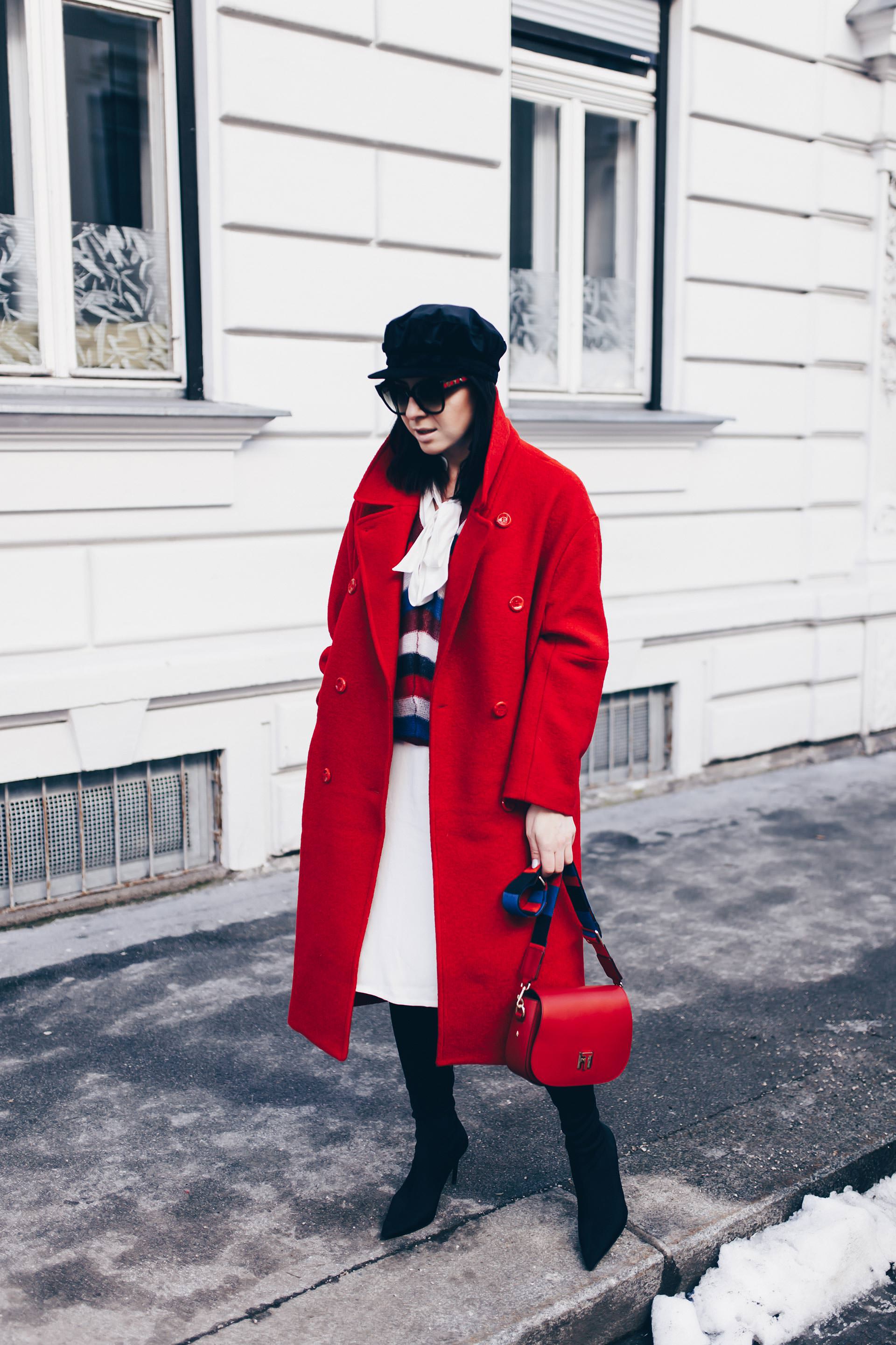 Schluppenbluse, Schluppenkleid kombinieren, Winter Outfit mit Kleid und Overknees, roten Mantel kombinieren, Baker Boy Hat stylen, Closed Pullover, Tommy Hilfiger Tasche, Style Blog, Streetstyle, Fashion Blog, www.whoismocca.me