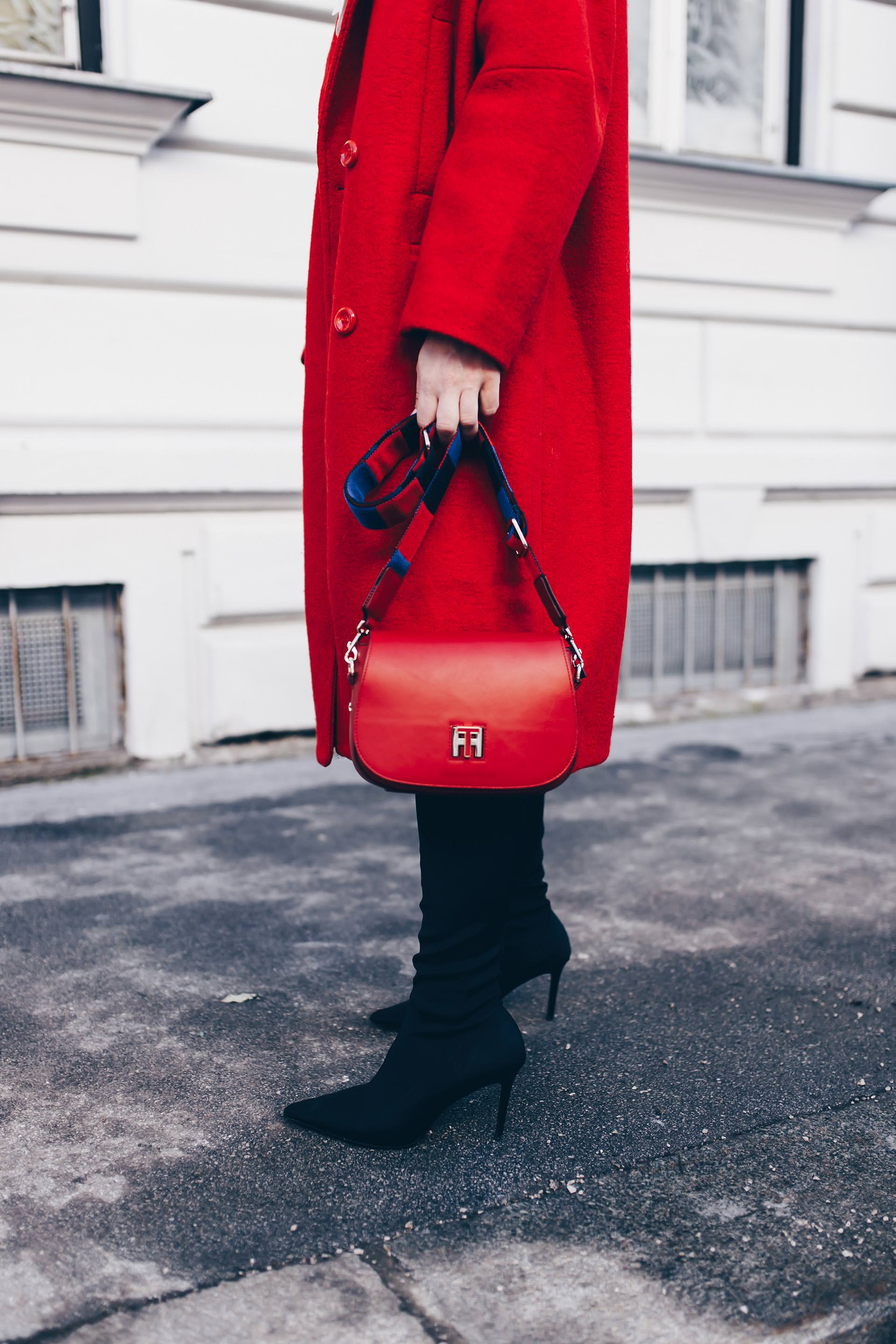 Schluppenbluse, Schluppenkleid kombinieren, Winter Outfit mit Kleid und Overknees, roten Mantel kombinieren, Baker Boy Hat stylen, Closed Pullover, Tommy Hilfiger Tasche, Style Blog, Streetstyle, Fashion Blog, www.whoismocca.me