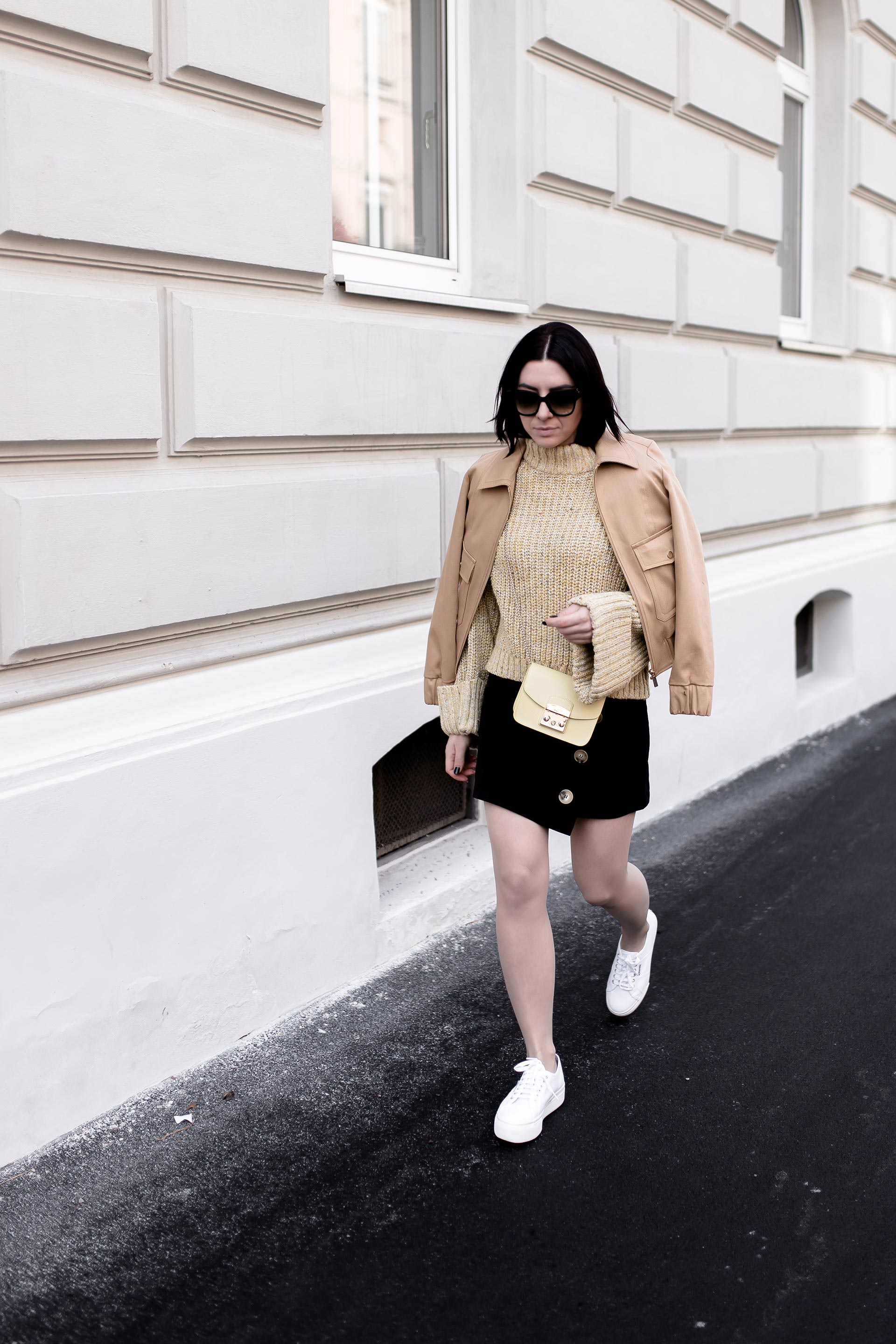 Button Up Skirts im Alltag stylen, Frühlingsoutfit mit Rock, Rock im Frühling stylen, Rock mit Knopfleiste kombinieren, Streetstyle, Superga Platform Sneakers Outfit, Modeblog, Fashion Blog, Pantone Farbtrends, www.whoismocca.me