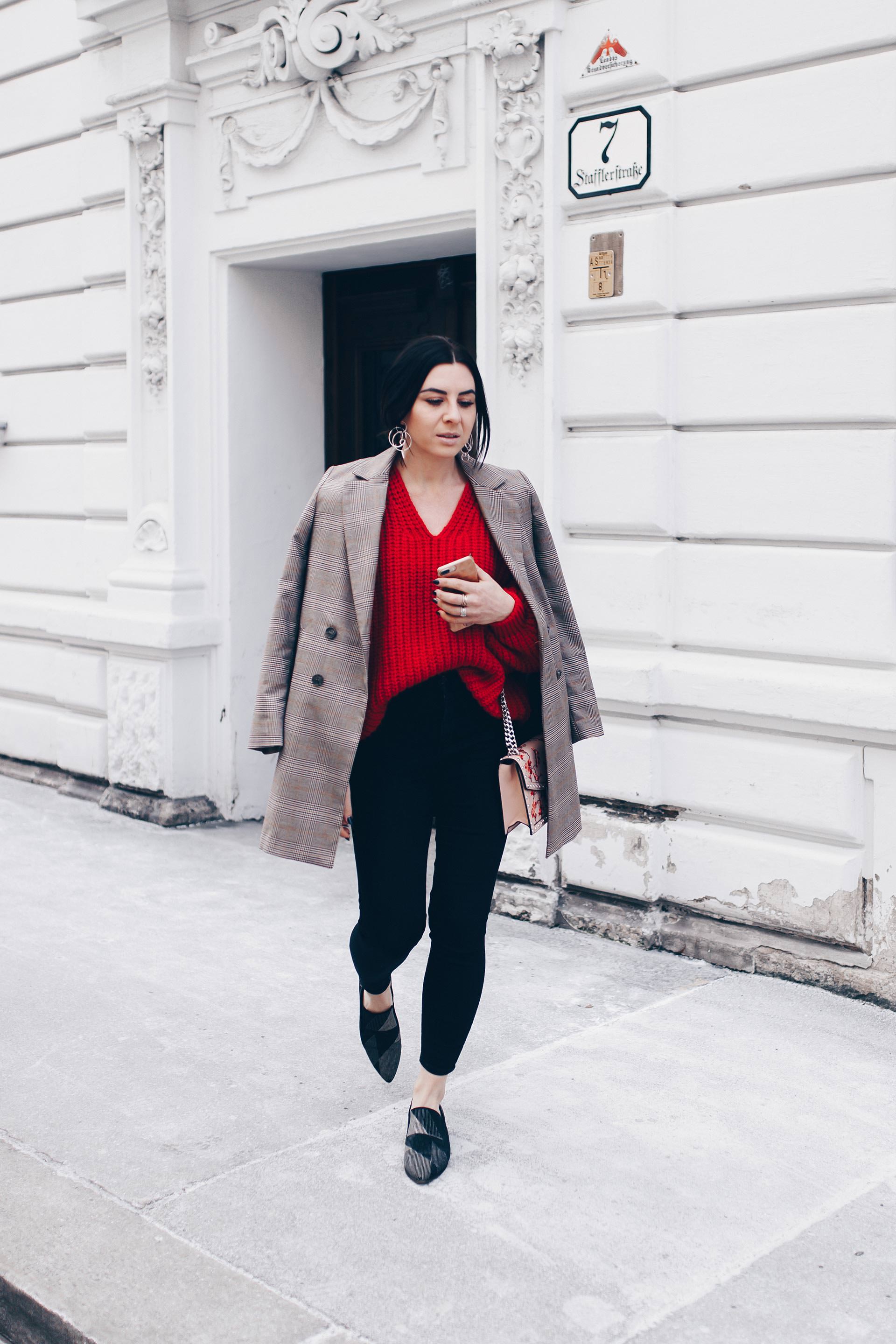 Casual Chic Outfit mit Strickpullover und Karo Blazer, Glencheck Blazer kombinieren, Frühlingsoutfit mit Skinny Jeans und Pullover, Modetrends 2018, Fashion Blogger, Streetstyle, www.whoismocca.me