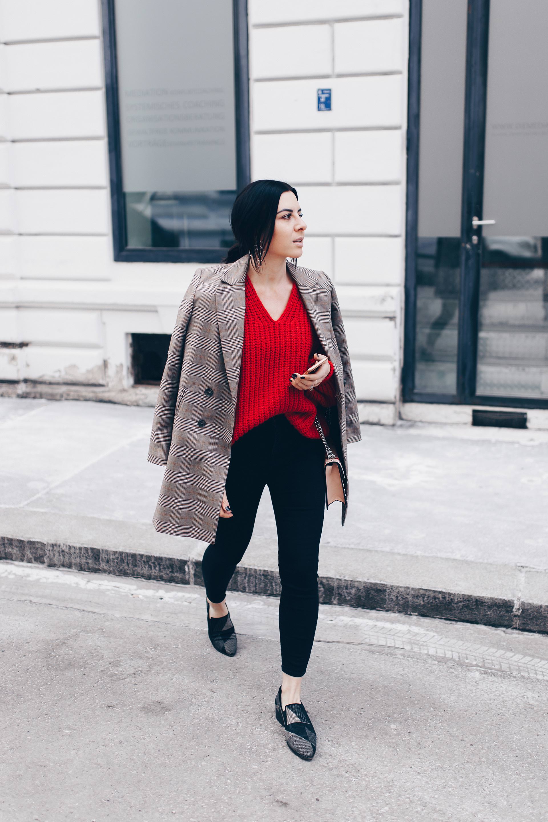 Casual Chic Outfit mit Strickpullover und Karo Blazer, Glencheck Blazer kombinieren, Frühlingsoutfit mit Skinny Jeans und Pullover, Modetrends 2018, Fashion Blogger, Streetstyle, www.whoismocca.me