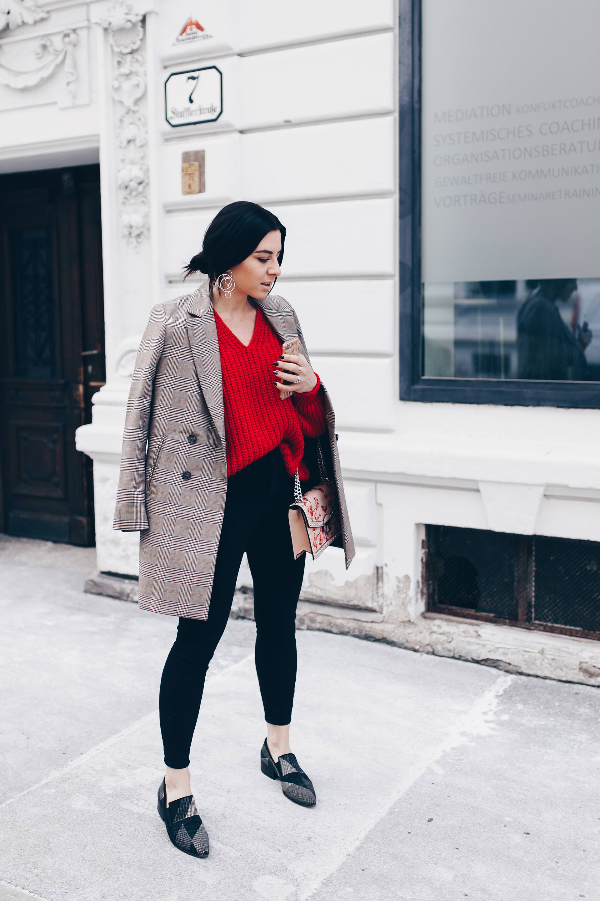 Casual Chic Outfit mit Strickpullover und Karo Blazer, Glencheck Blazer kombinieren, Frühlingsoutfit mit Skinny Jeans und Pullover, Modetrends 2018, Fashion Blogger, Streetstyle, www.whoismocca.me