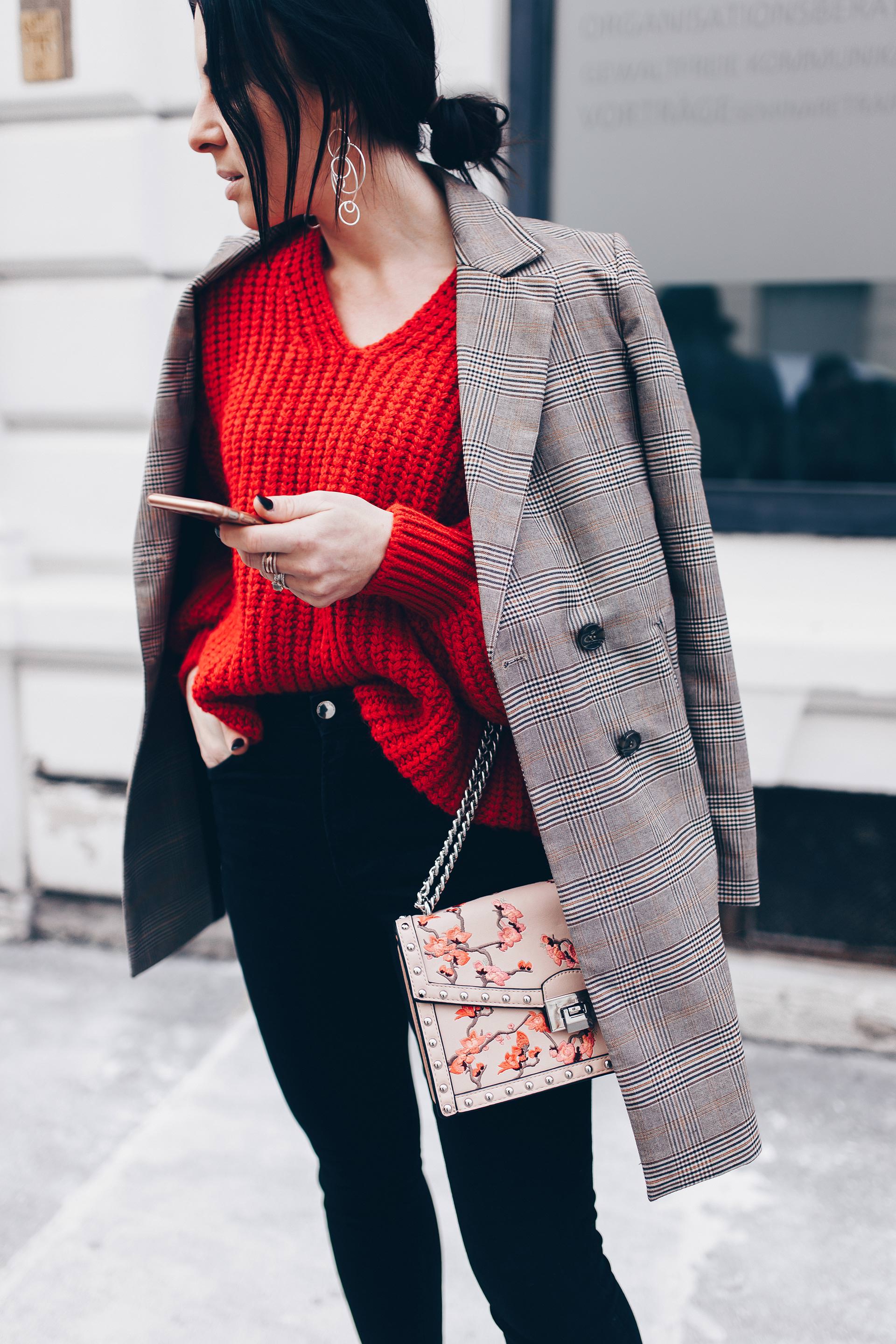 Casual Chic Outfit mit Strickpullover und Karo Blazer, Glencheck Blazer kombinieren, Frühlingsoutfit mit Skinny Jeans und Pullover, Modetrends 2018, Fashion Blogger, Streetstyle, www.whoismocca.me