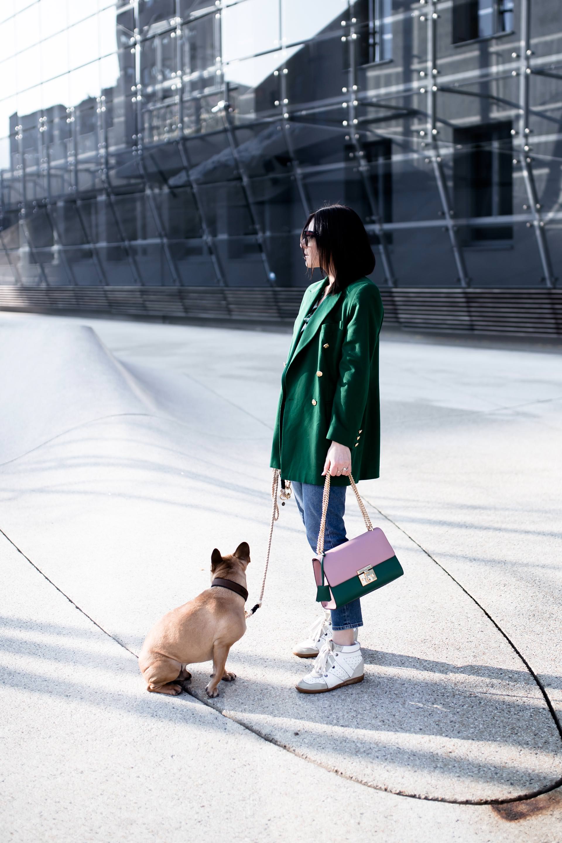 Mom Jeans Outfit kombinieren, Mom Jeans Style Guide, Outfit Ideen mit Mom jeans, grüner Escada Vintage Blazer, Isabel Marant Bobby Sneakers kombinieren, Gucci Padlock Tasche in Grün und Rosa, Streetstyle einer Fashionbloggerin, Casual Chic Basics, www.whoismocca.me