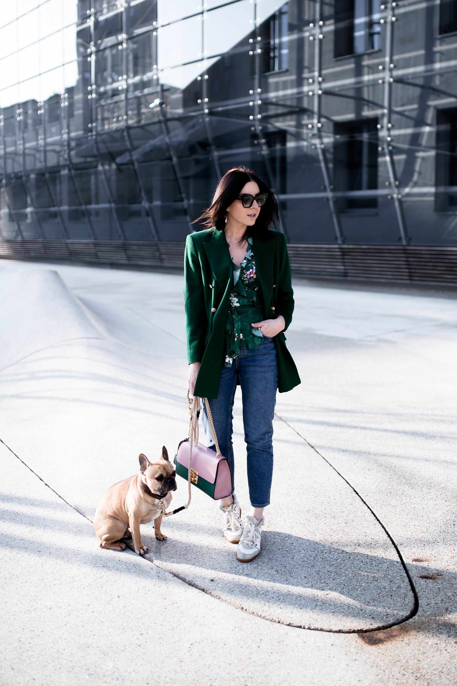 Mom Jeans Outfit kombinieren, Mom Jeans Style Guide, Outfit Ideen mit Mom jeans, grüner Escada Vintage Blazer, Isabel Marant Bobby Sneakers kombinieren, Gucci Padlock Tasche in Grün und Rosa, Streetstyle einer Fashionbloggerin, Casual Chic Basics, www.whoismocca.me