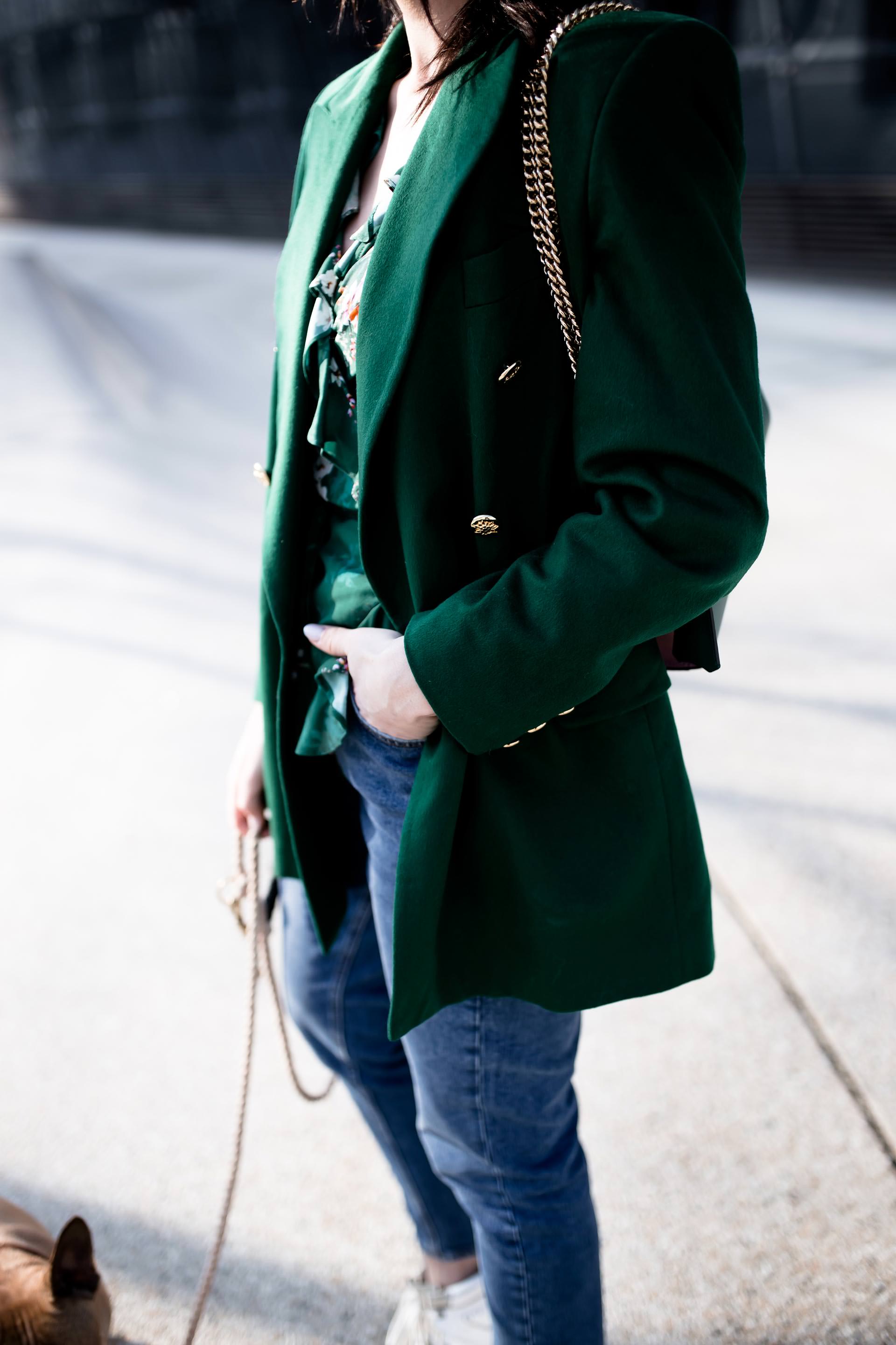 Mom Jeans Outfit kombinieren, Mom Jeans Style Guide, Outfit Ideen mit Mom jeans, grüner Escada Vintage Blazer, Isabel Marant Bobby Sneakers kombinieren, Gucci Padlock Tasche in Grün und Rosa, Streetstyle einer Fashionbloggerin, Casual Chic Basics, www.whoismocca.me