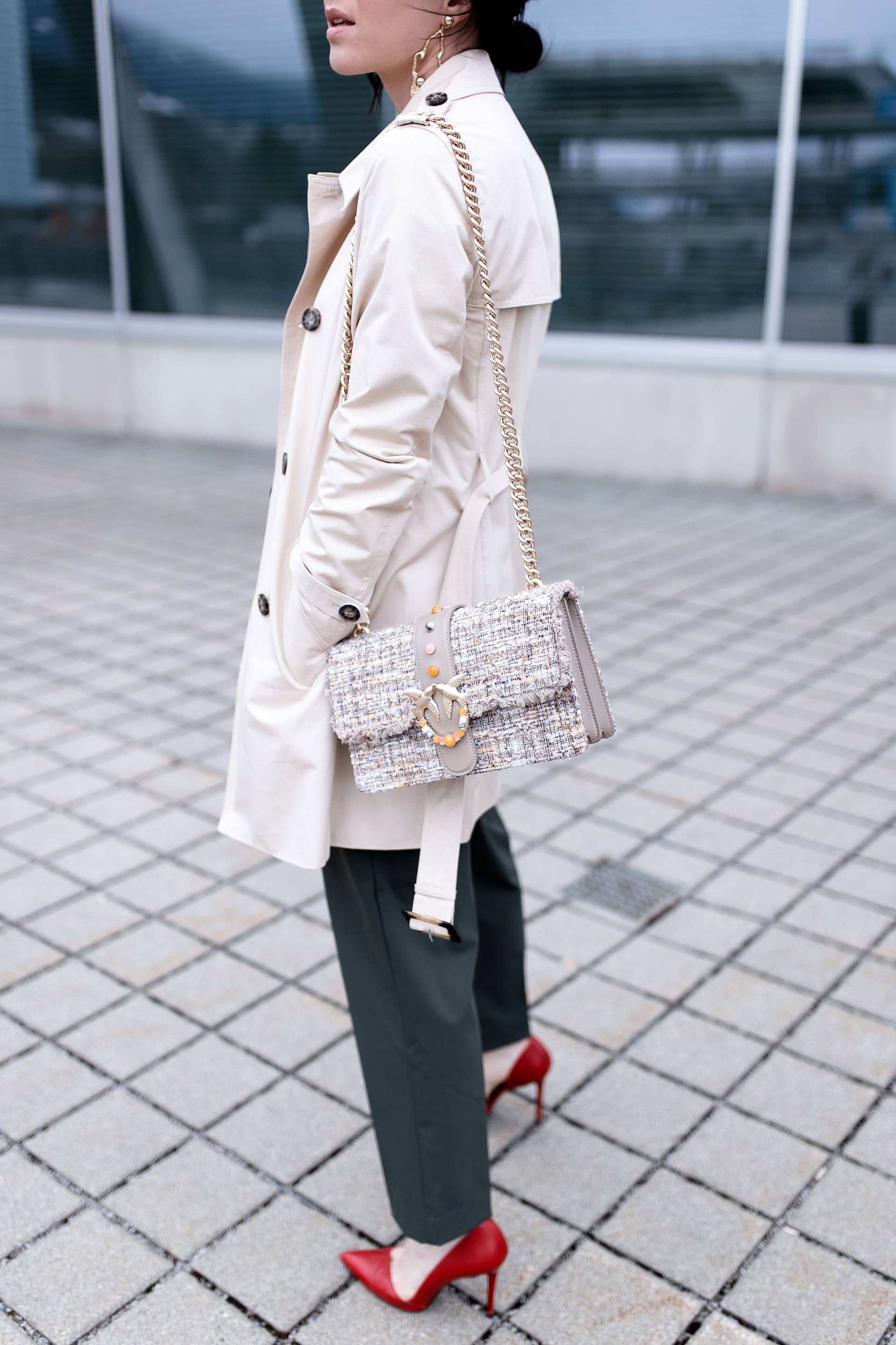 Paperbag Hose kombinieren, Trenchcoat kombinieren, Frühlingsoutfit mit Paperbag Hose, Alltagsoutfit mit Pumps, Boucle Tweed Bag, Streetstyle, Fashion Blogger, www.whoismocca.me