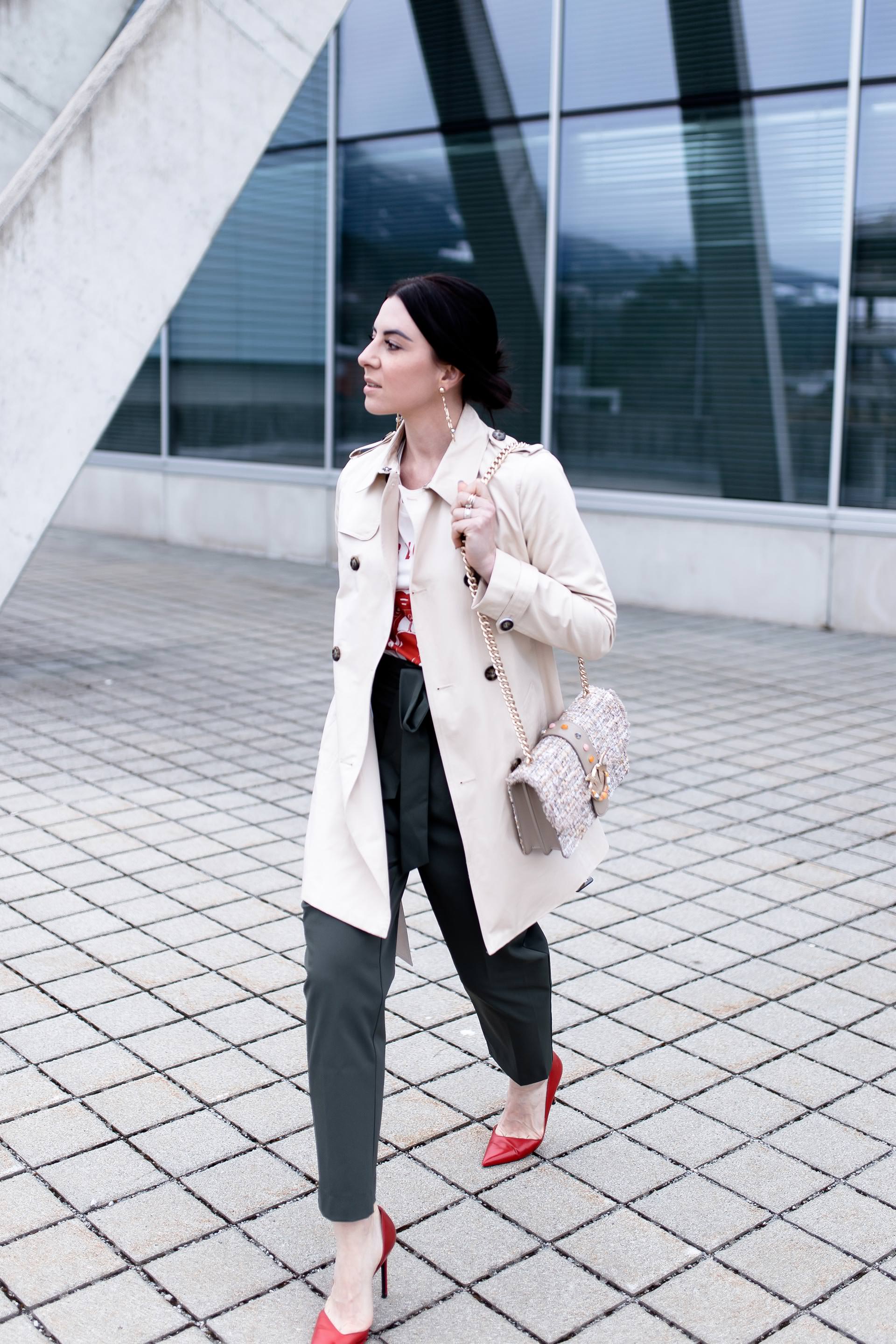 Paperbag Hose kombinieren, Trenchcoat kombinieren, Frühlingsoutfit mit Paperbag Hose, Alltagsoutfit mit Pumps, Boucle Tweed Bag, Streetstyle, Fashion Blogger, www.whoismocca.me