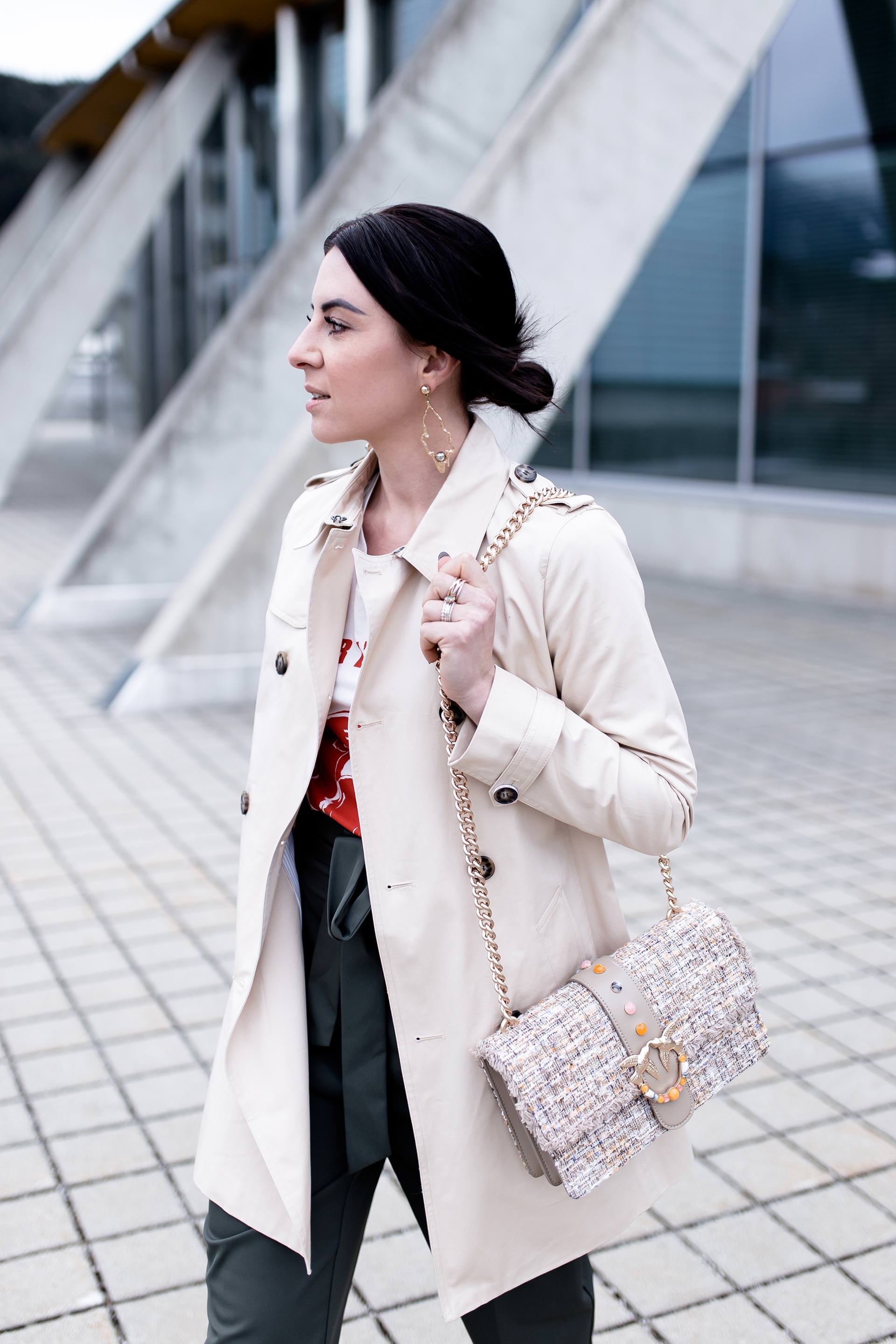 Paperbag Hose kombinieren, Trenchcoat kombinieren, Frühlingsoutfit mit Paperbag Hose, Alltagsoutfit mit Pumps, Boucle Tweed Bag, Streetstyle, Fashion Blogger, www.whoismocca.me