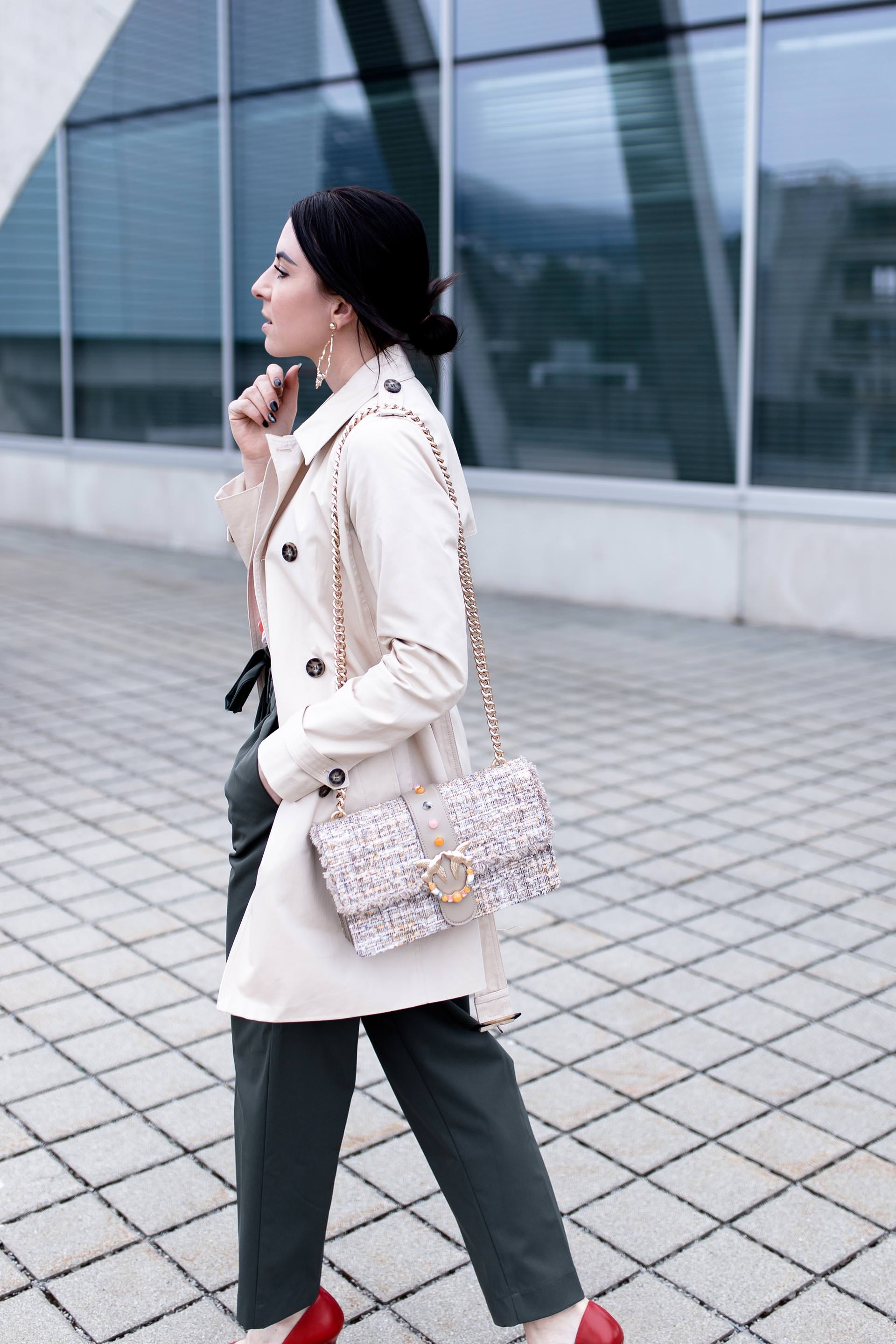 Paperbag Hose kombinieren, Trenchcoat kombinieren, Frühlingsoutfit mit Paperbag Hose, Alltagsoutfit mit Pumps, Boucle Tweed Bag, Streetstyle, Fashion Blogger, www.whoismocca.me