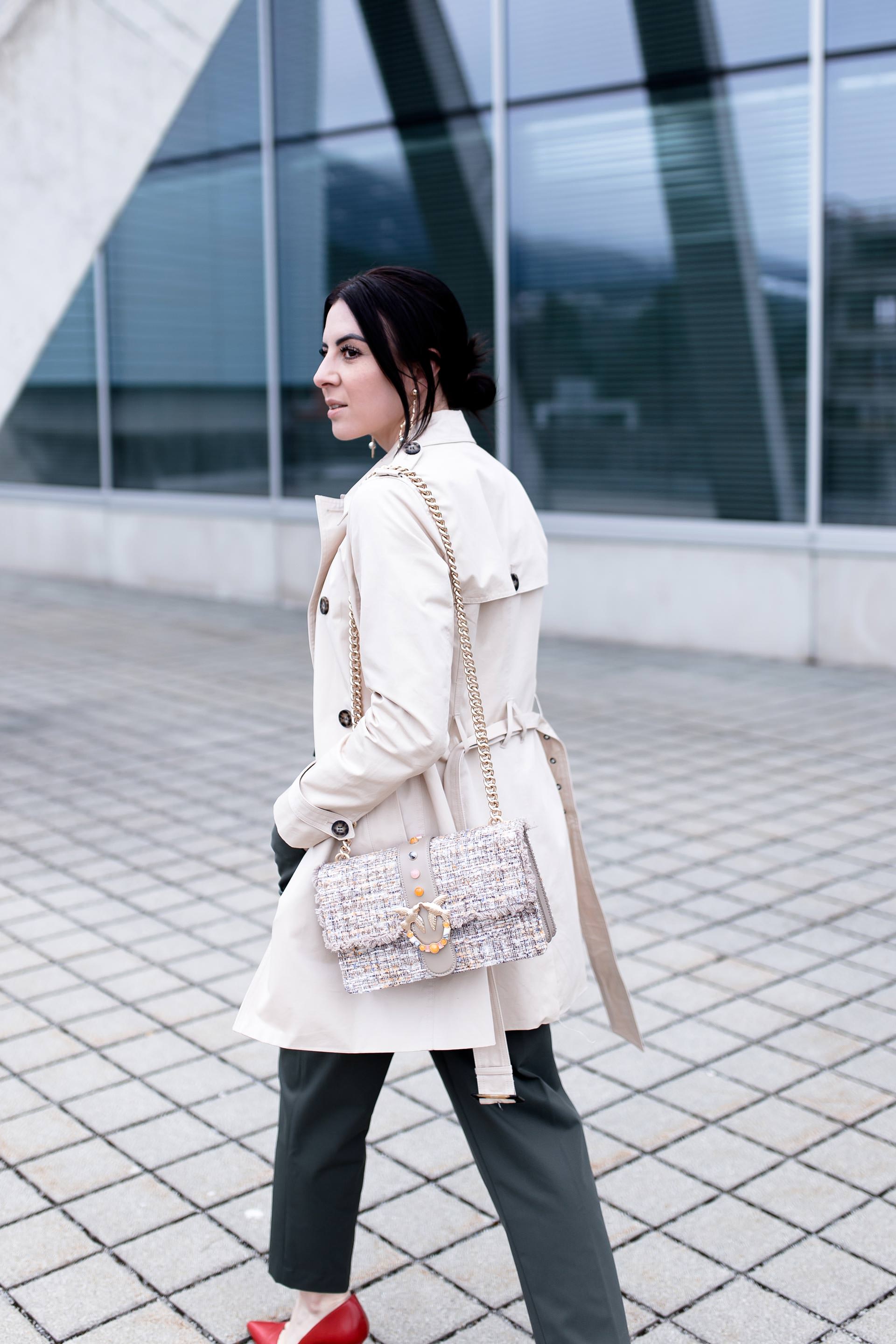 Paperbag Hose kombinieren, Trenchcoat kombinieren, Frühlingsoutfit mit Paperbag Hose, Alltagsoutfit mit Pumps, Boucle Tweed Bag, Streetstyle, Fashion Blogger, www.whoismocca.me