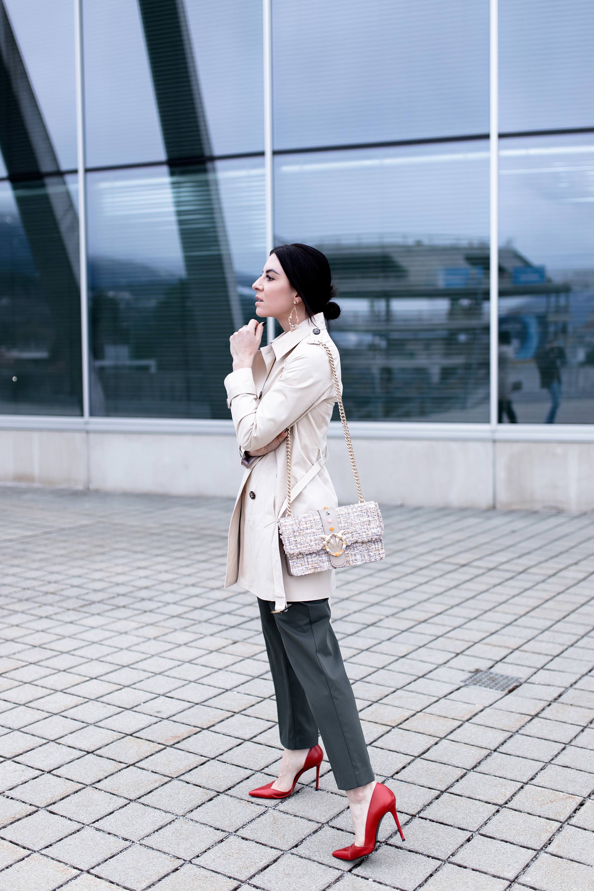 Paperbag Hose kombinieren, Trenchcoat kombinieren, Frühlingsoutfit mit Paperbag Hose, Alltagsoutfit mit Pumps, Boucle Tweed Bag, Streetstyle, Fashion Blogger, www.whoismocca.me