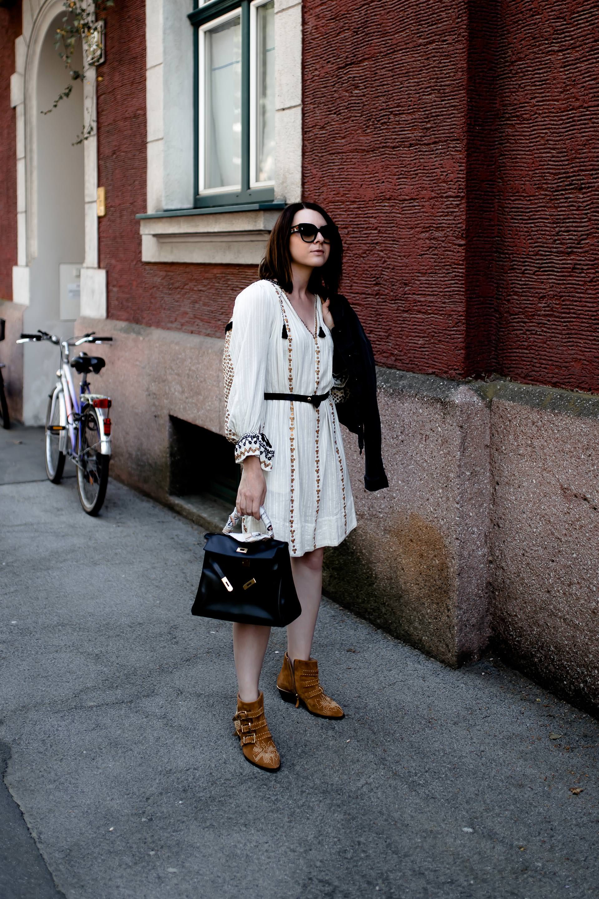 Frühlingsoutfit mit Isabel Marant Pailletten Boho Kleid, Bohemian Chic im Alltag und im Frühling tragen, Boho Style, Boho Kleider kombinieren, Chloé Susanna Boots, Hermes Kelly Bag style, Designer Second Hand Outfit, Fashion Blogger, www.whoismocca.me