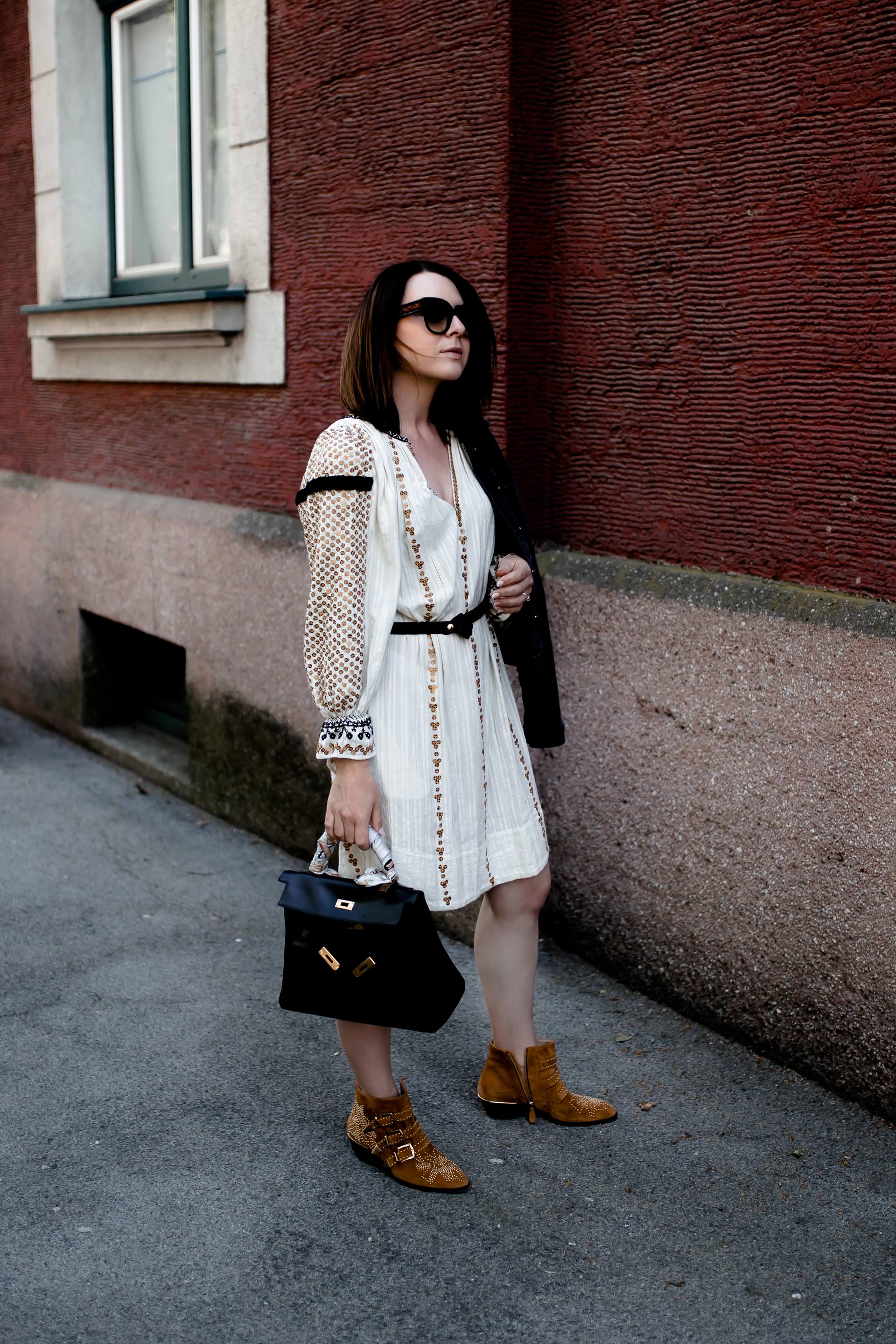 Frühlingsoutfit mit Isabel Marant Pailletten Boho Kleid, Bohemian Chic im Alltag und im Frühling tragen, Boho Style, Boho Kleider kombinieren, Chloé Susanna Boots, Hermes Kelly Bag style, Designer Second Hand Outfit, Fashion Blogger, www.whoismocca.me