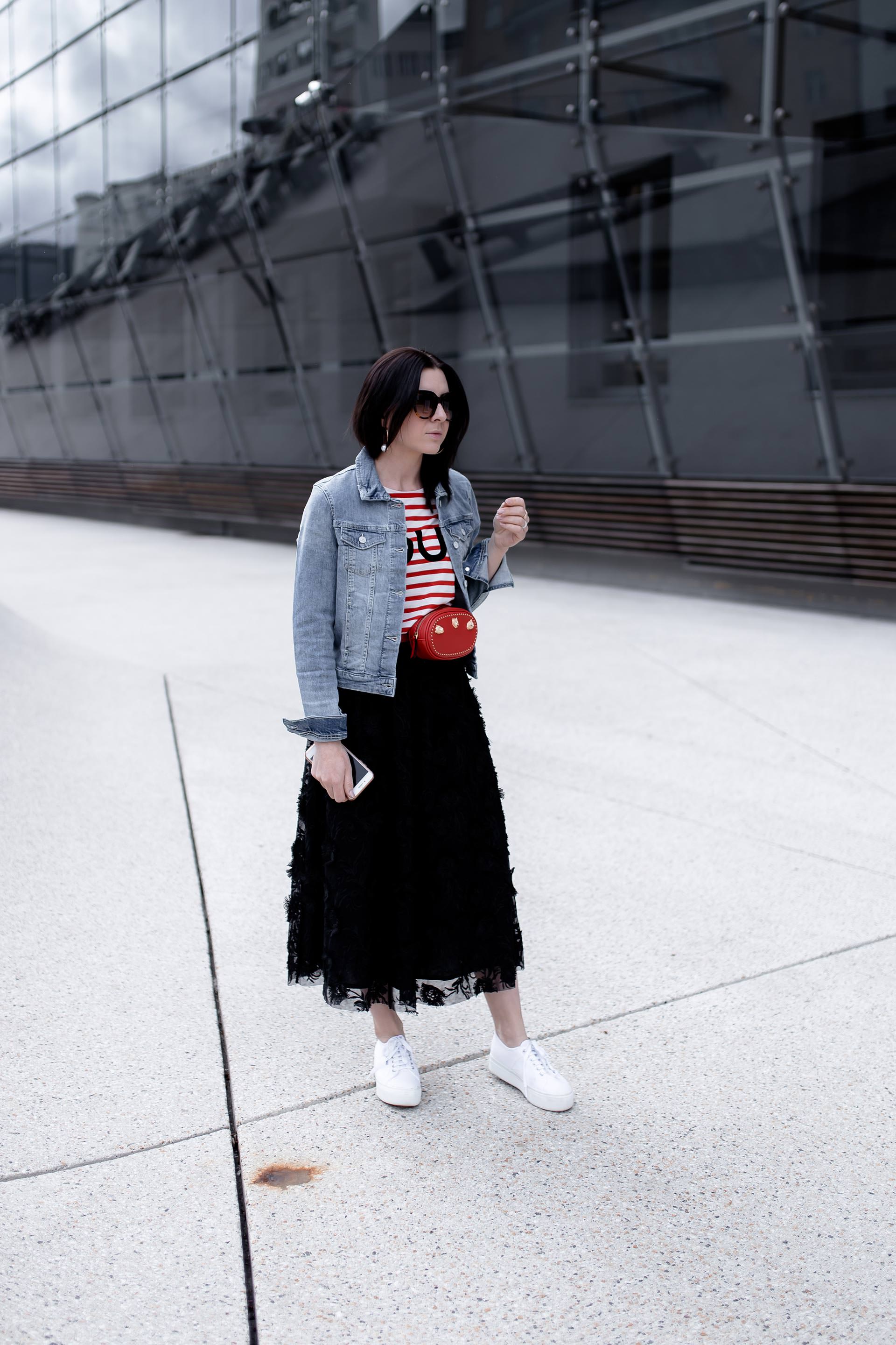 Frühlingsoutfit mit schwarzem Midirock, Plateau Sneakers von Superga, cropped Jeansjacke, Streifenshirt und stylischer Belt Bag in Rot, Fashion Blogger, Modetrends, Casual Streetstyle, www.whoismocca.me