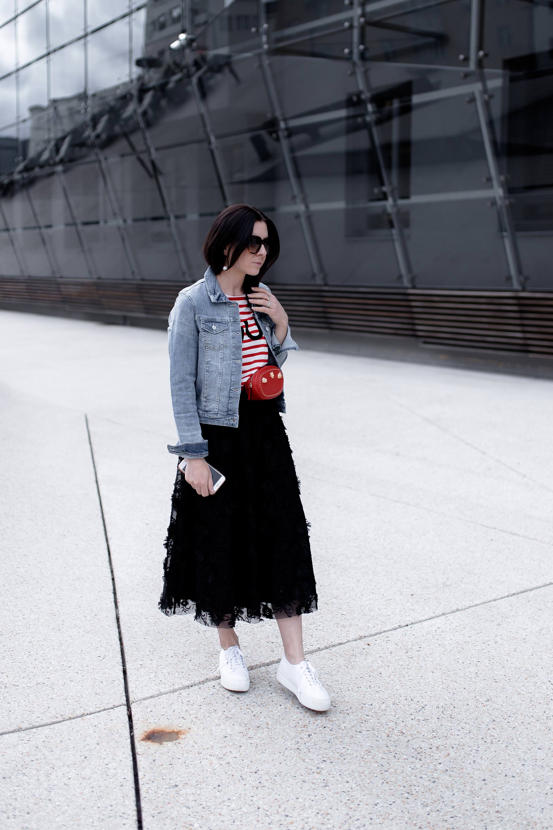 Frühlingsoutfit mit schwarzem Midirock, Plateau Sneakers von Superga, cropped Jeansjacke, Streifenshirt und stylischer Belt Bag in Rot, Fashion Blogger, Modetrends, Casual Streetstyle, www.whoismocca.me