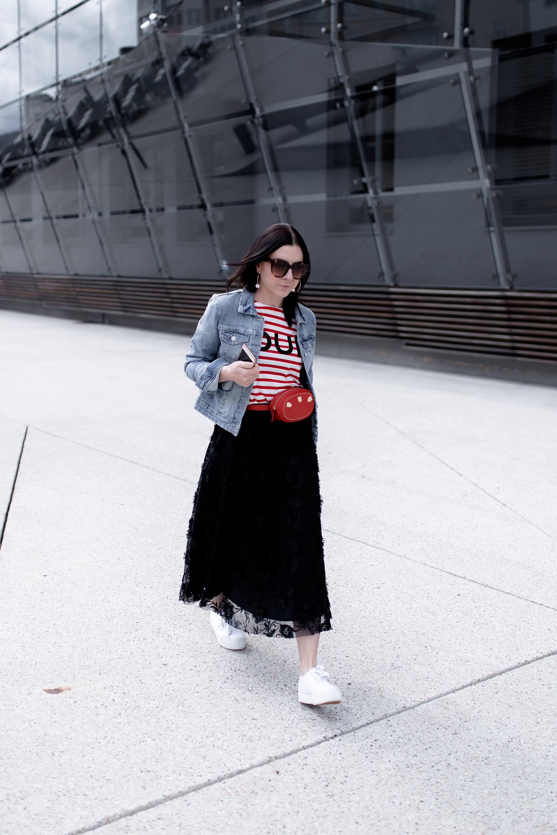 Frühlingsoutfit mit schwarzem Midirock, Plateau Sneakers von Superga, cropped Jeansjacke, Streifenshirt und stylischer Belt Bag in Rot, Fashion Blogger, Modetrends, Casual Streetstyle, www.whoismocca.me