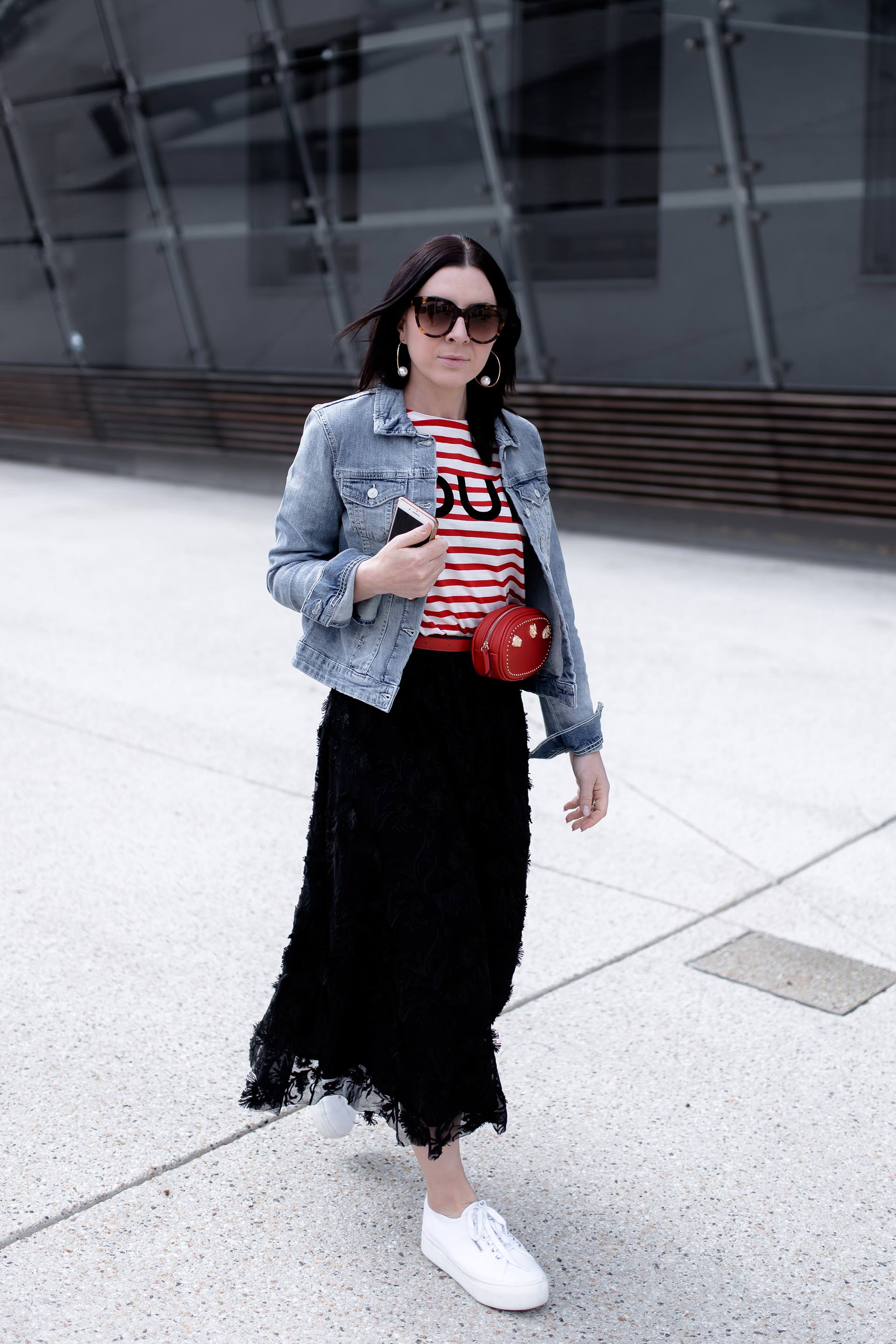 Frühlingsoutfit mit schwarzem Midirock, Plateau Sneakers von Superga, cropped Jeansjacke, Streifenshirt und stylischer Belt Bag in Rot, Fashion Blogger, Modetrends, Casual Streetstyle, www.whoismocca.me