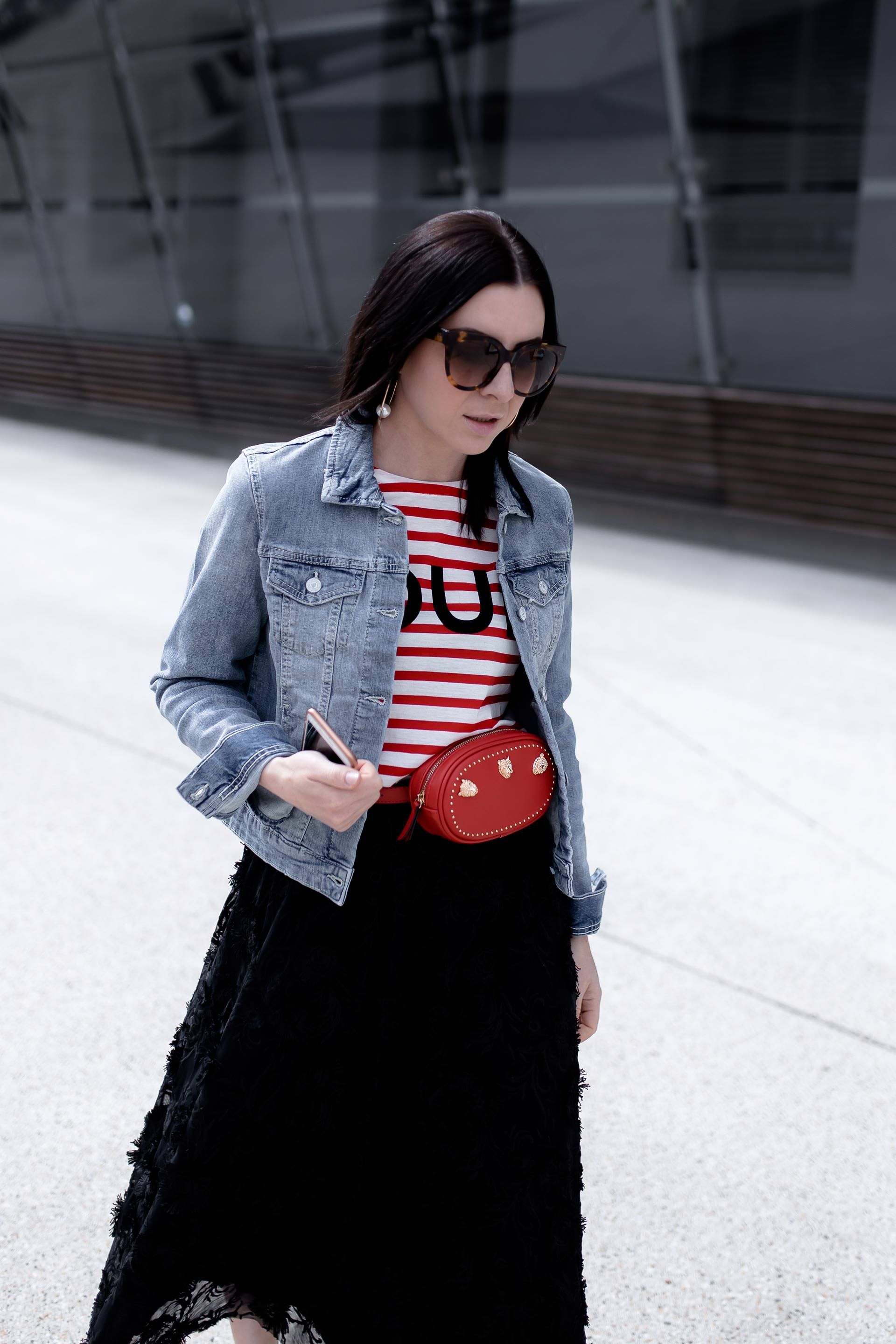 Frühlingsoutfit mit schwarzem Midirock, Plateau Sneakers von Superga, cropped Jeansjacke, Streifenshirt und stylischer Belt Bag in Rot, Fashion Blogger, Modetrends, Casual Streetstyle, www.whoismocca.me