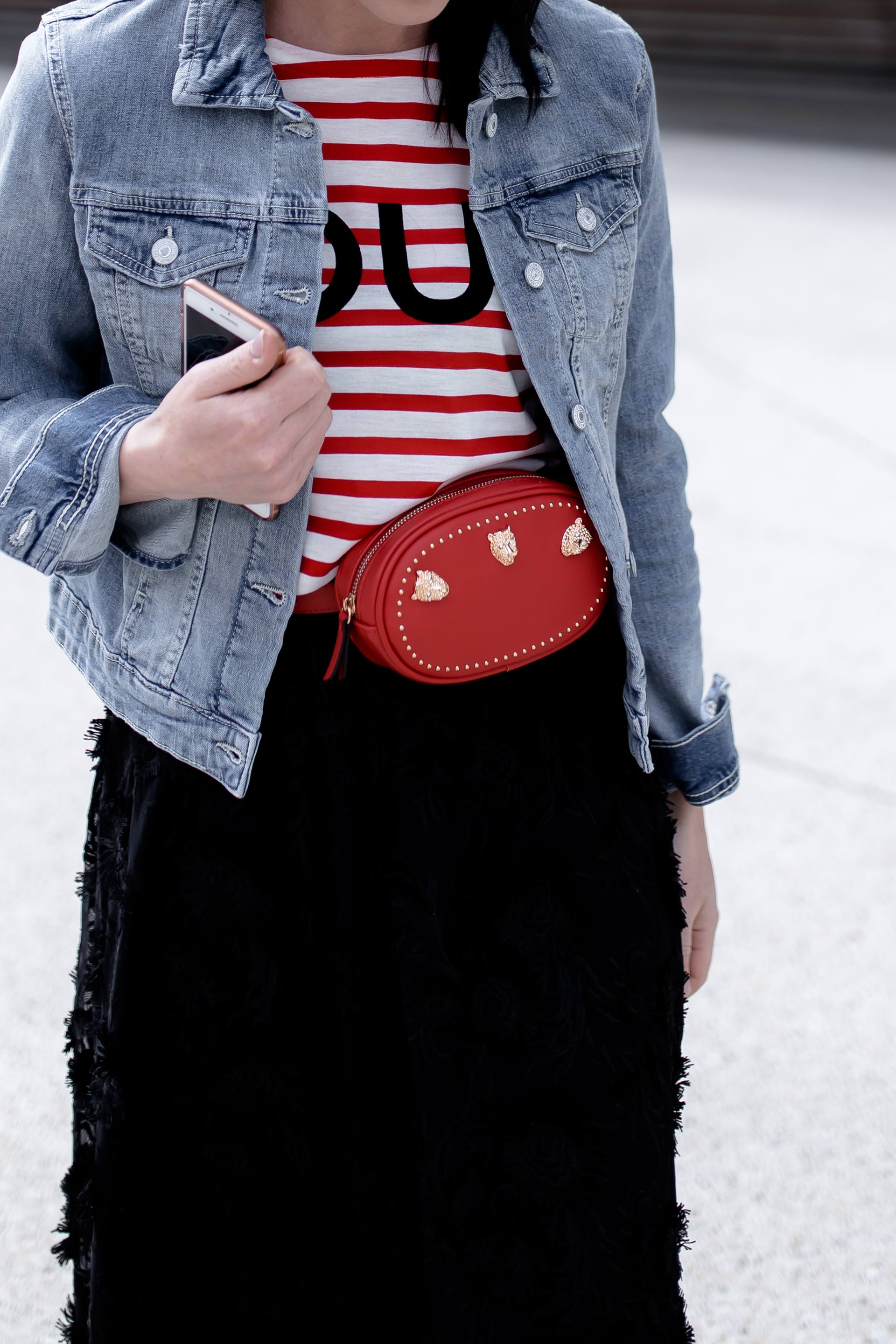 Frühlingsoutfit mit schwarzem Midirock, Plateau Sneakers von Superga, cropped Jeansjacke, Streifenshirt und stylischer Belt Bag in Rot, Fashion Blogger, Modetrends, Casual Streetstyle, www.whoismocca.me