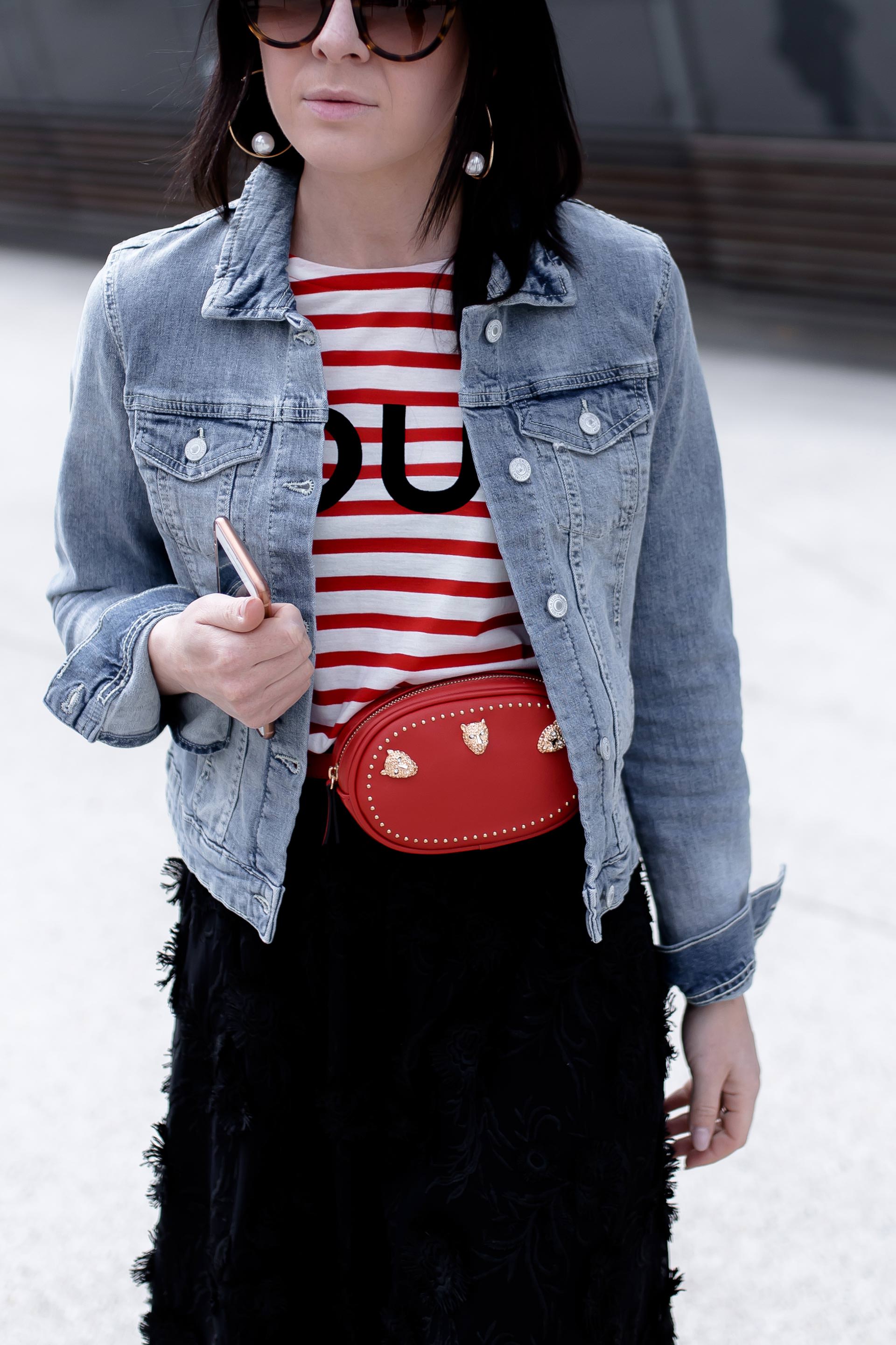 Frühlingsoutfit mit schwarzem Midirock, Plateau Sneakers von Superga, cropped Jeansjacke, Streifenshirt und stylischer Belt Bag in Rot, Fashion Blogger, Modetrends, Casual Streetstyle, www.whoismocca.me