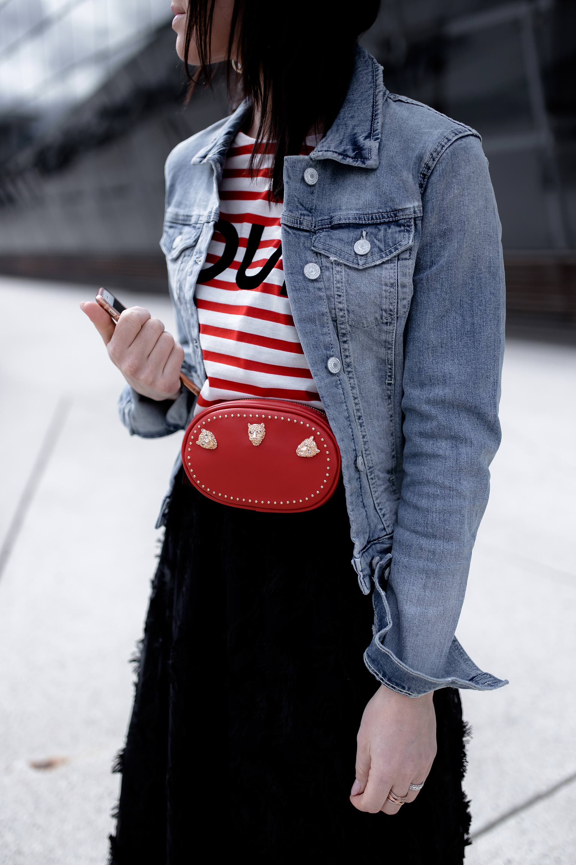 Frühlingsoutfit mit schwarzem Midirock, Plateau Sneakers von Superga, cropped Jeansjacke, Streifenshirt und stylischer Belt Bag in Rot, Fashion Blogger, Modetrends, Casual Streetstyle, www.whoismocca.me