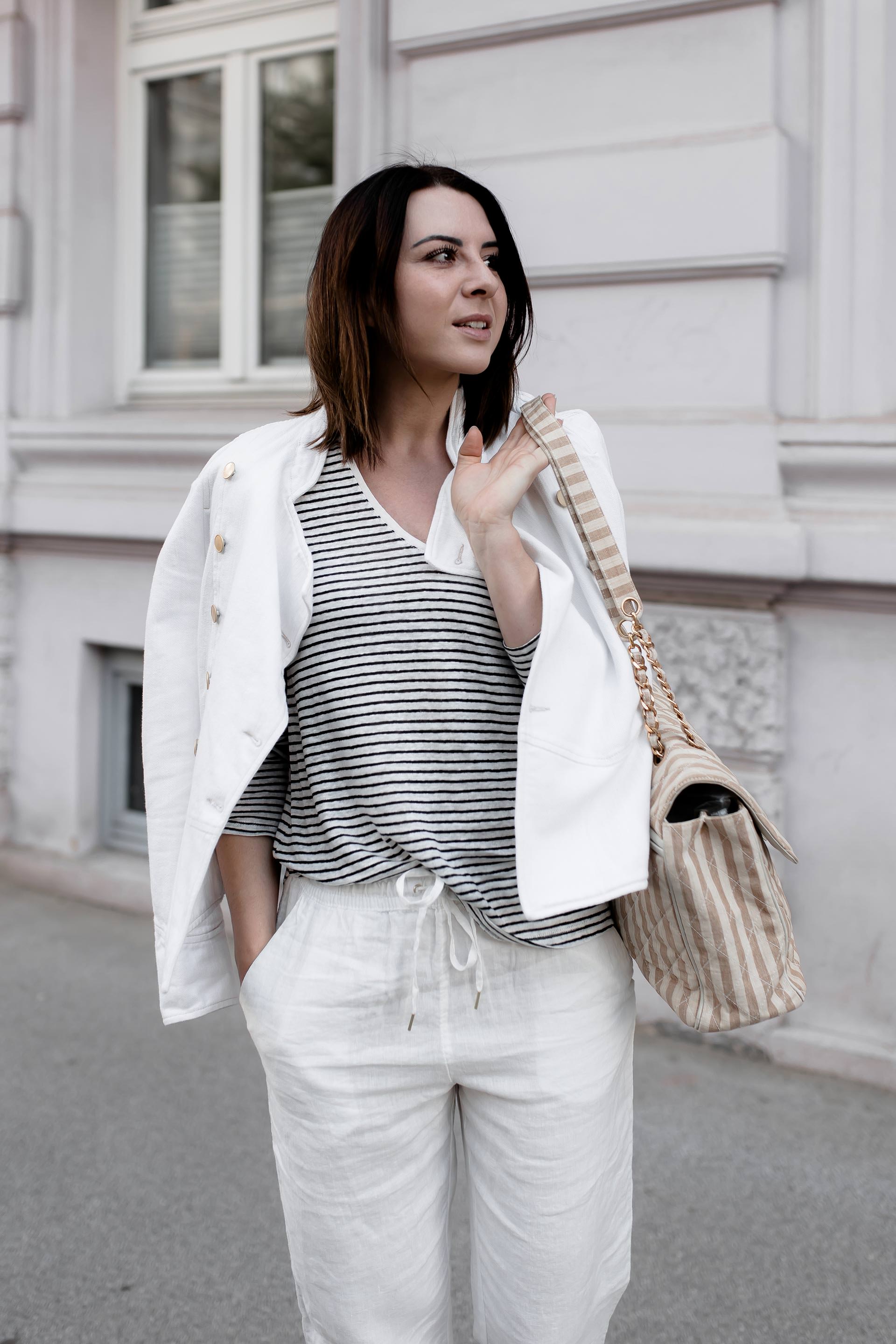 Leinen Mode, Outfit mit Jeansjacke von Isabel Marant, Leinen Hose und Leinen Shirt, nudefarbene Pumps, Chanel Jumbo Bag, Frühlingsoutfit mit Streifen, Isabel Marant Jeansjacke, Mode Tipps, www.whoismocca.me