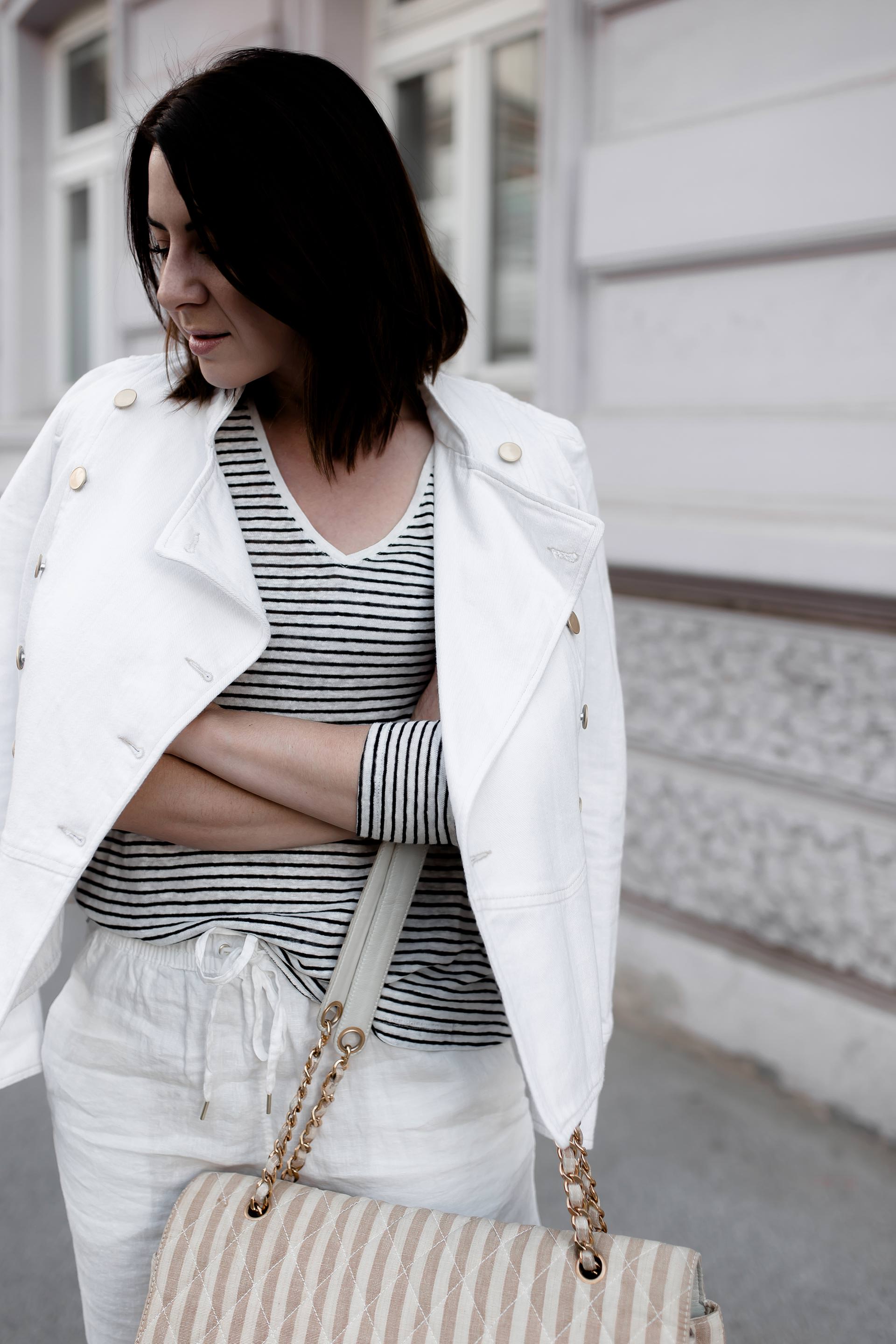 Leinen Mode, Outfit mit Jeansjacke von Isabel Marant, Leinen Hose und Leinen Shirt, nudefarbene Pumps, Chanel Jumbo Bag, Frühlingsoutfit mit Streifen, Isabel Marant Jeansjacke, Mode Tipps, www.whoismocca.me