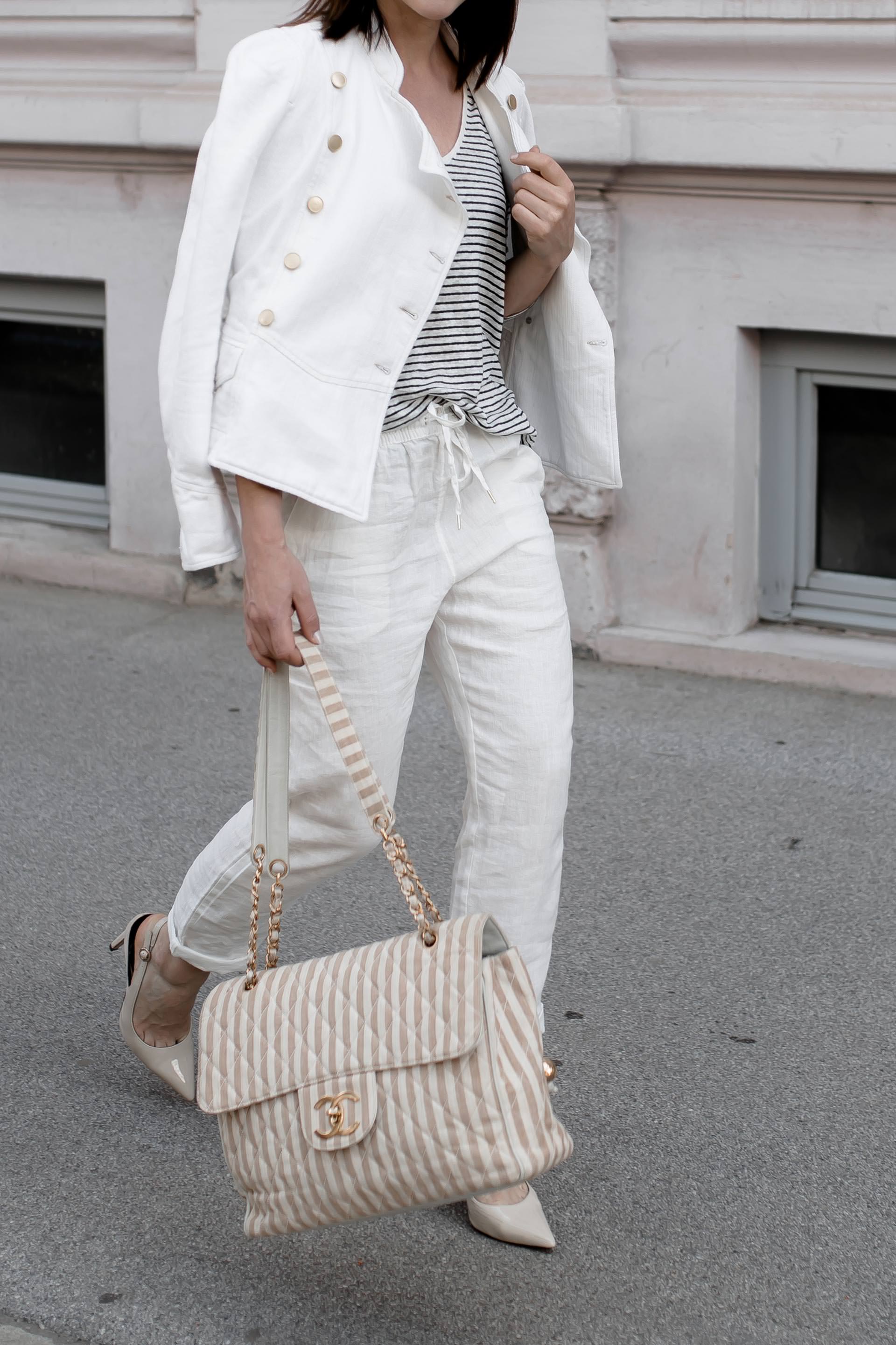 Leinen Mode, Outfit mit Jeansjacke von Isabel Marant, Leinen Hose und Leinen Shirt, nudefarbene Pumps, Chanel Jumbo Bag, Frühlingsoutfit mit Streifen, Isabel Marant Jeansjacke, Mode Tipps, www.whoismocca.me