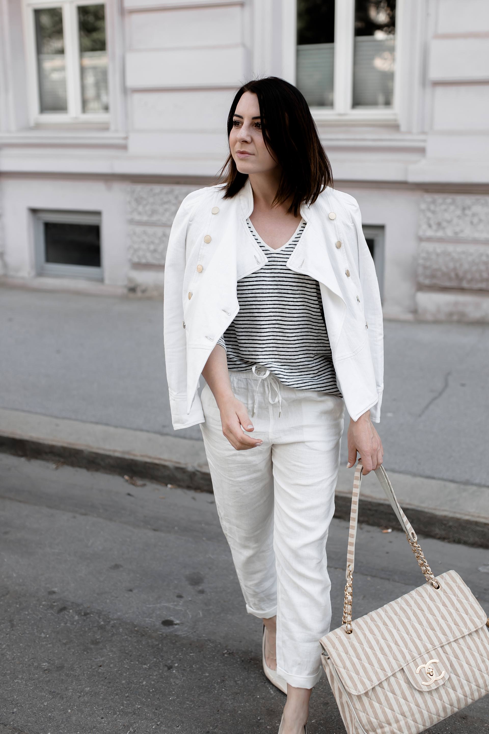 Leinen Mode, Outfit mit Jeansjacke von Isabel Marant, Leinen Hose und Leinen Shirt, nudefarbene Pumps, Chanel Jumbo Bag, Frühlingsoutfit mit Streifen, Isabel Marant Jeansjacke, Mode Tipps, www.whoismocca.me