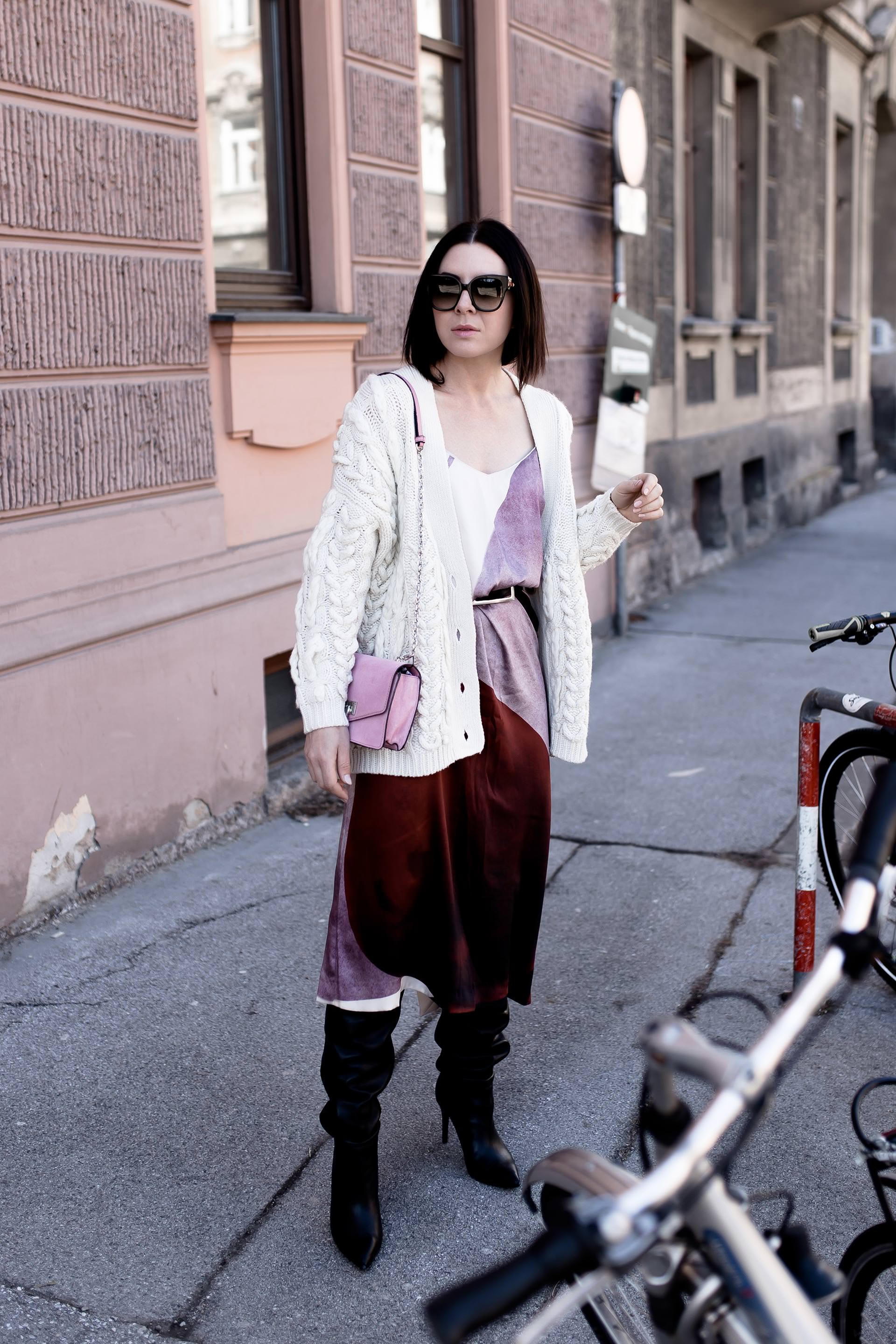 Slip Dress Outfit, Slip Dress kombinieren, welche Schuhe zum Kleid, Kleid und Stiefel kombinieren, Frühlingsoutfit mit Kleid und Overknees, Layering, rosa Tasche kombinieren, Oversize Strickcardigan stylen, Modebloggerin, www.whoismocca.me